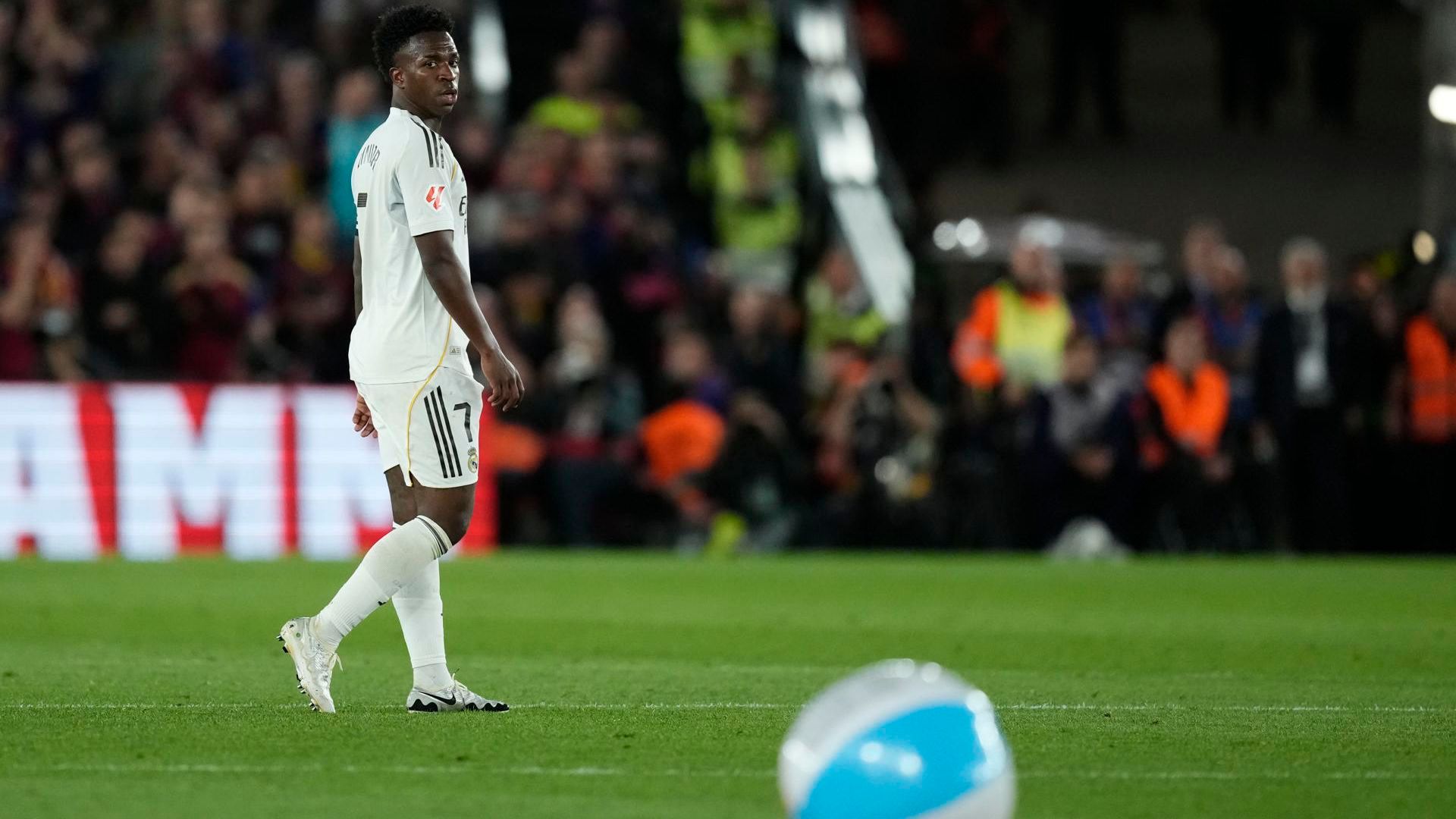 Vinicius y un balón de playa