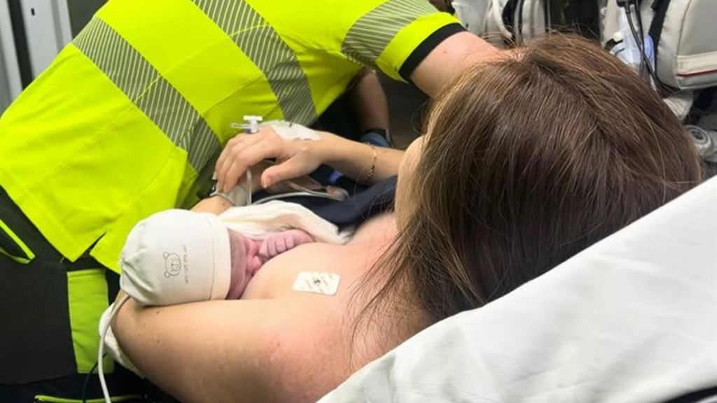 Así atendió el SAMUR a Clara, el bebé nacido en un arcén de la A4, Madrid