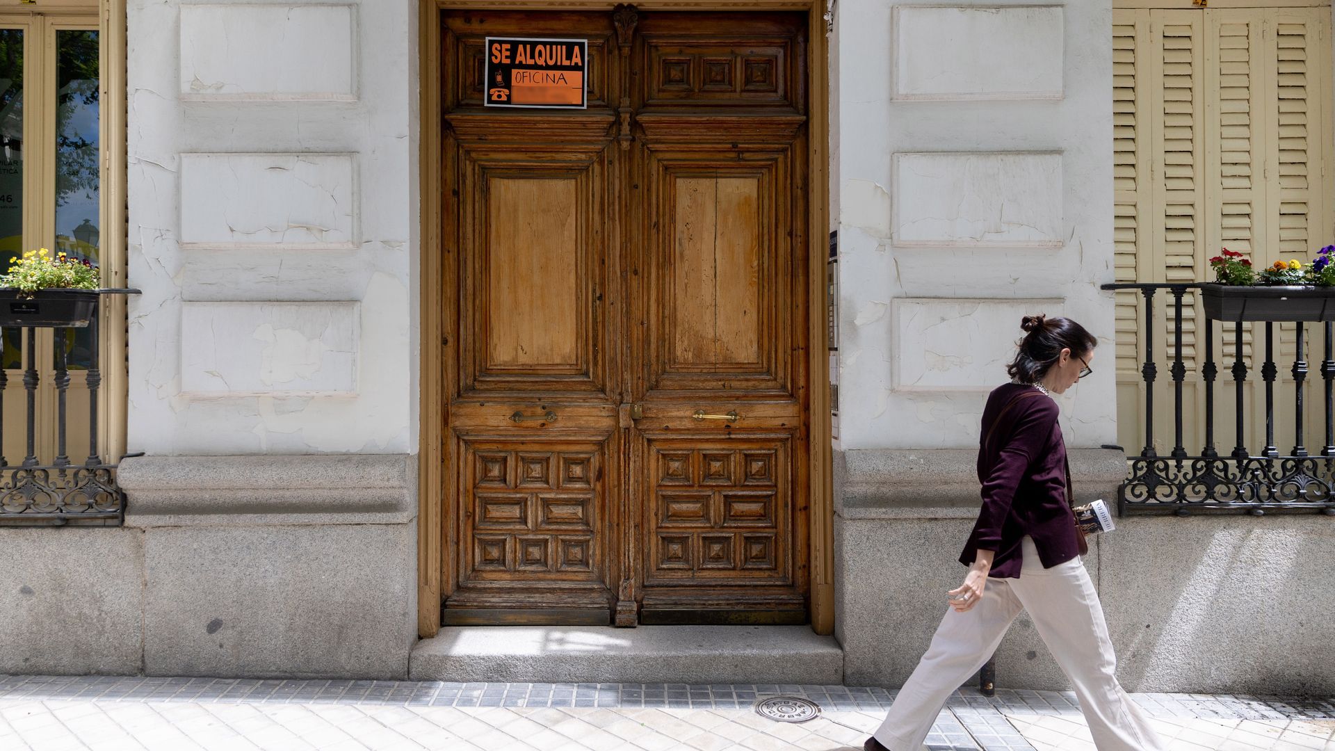 Cartel de 'se alquila' en un portal de Madrid Cartel de 'se alquila' en un portal de Madrid