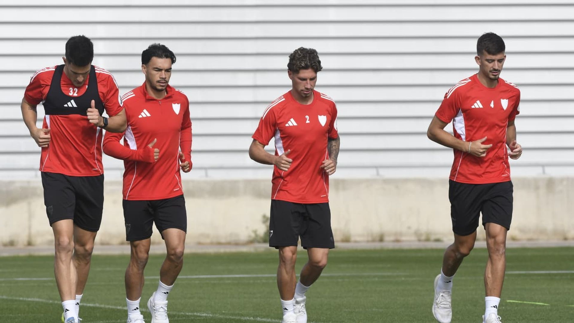 Castrón, Suazo, Carmona y Kike Salas, haciendo trabajo específico