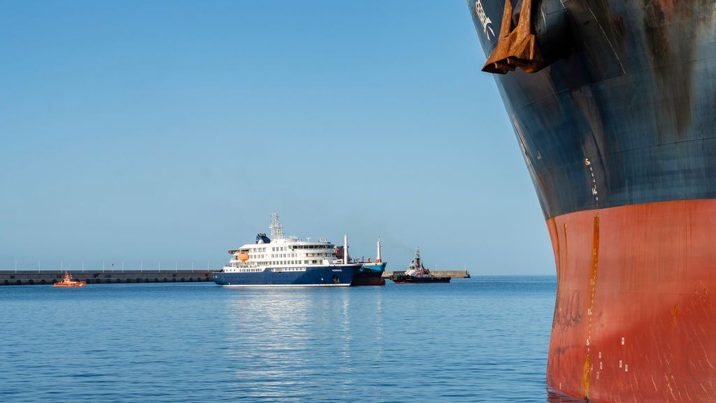Lo que queda en el crucero del hantavirus: una mujer muerta y el equipaje de los pasajeros camino de Países Bajos