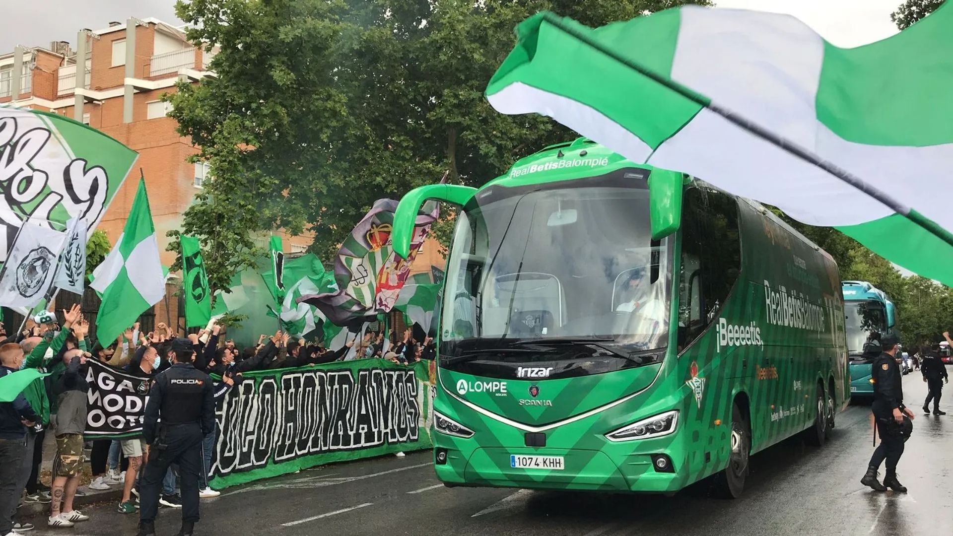 El autobús del Betis, en Heliópolis