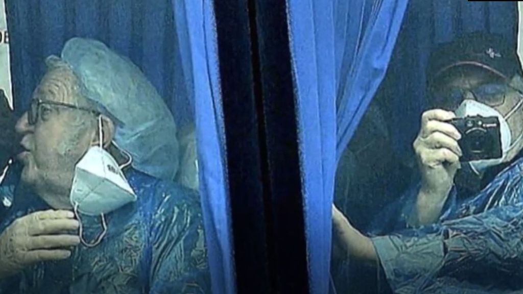 El psiquitra con el traje SEPI en la mano y el pasajero sin mascarillas, dos imprudencias que se debían haber evitado
