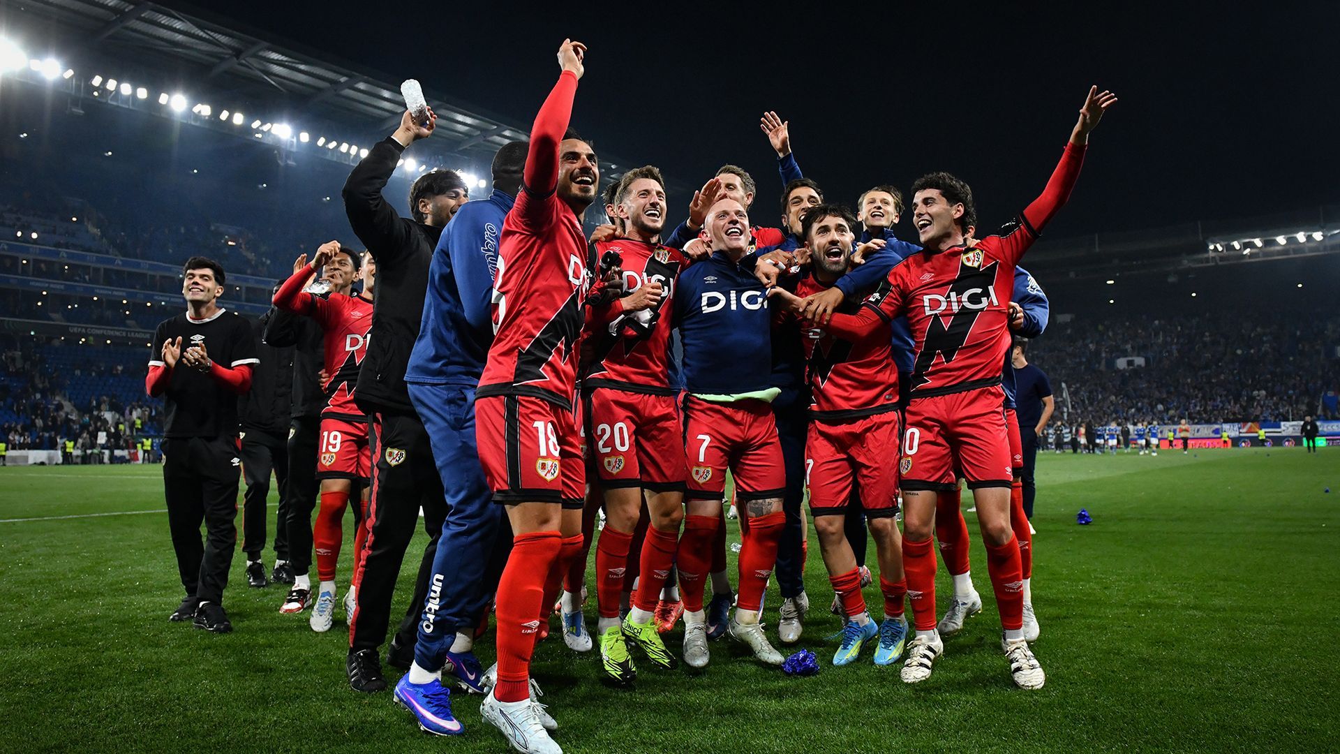 El Rayo Vallecano celebrando la clasificación de la final