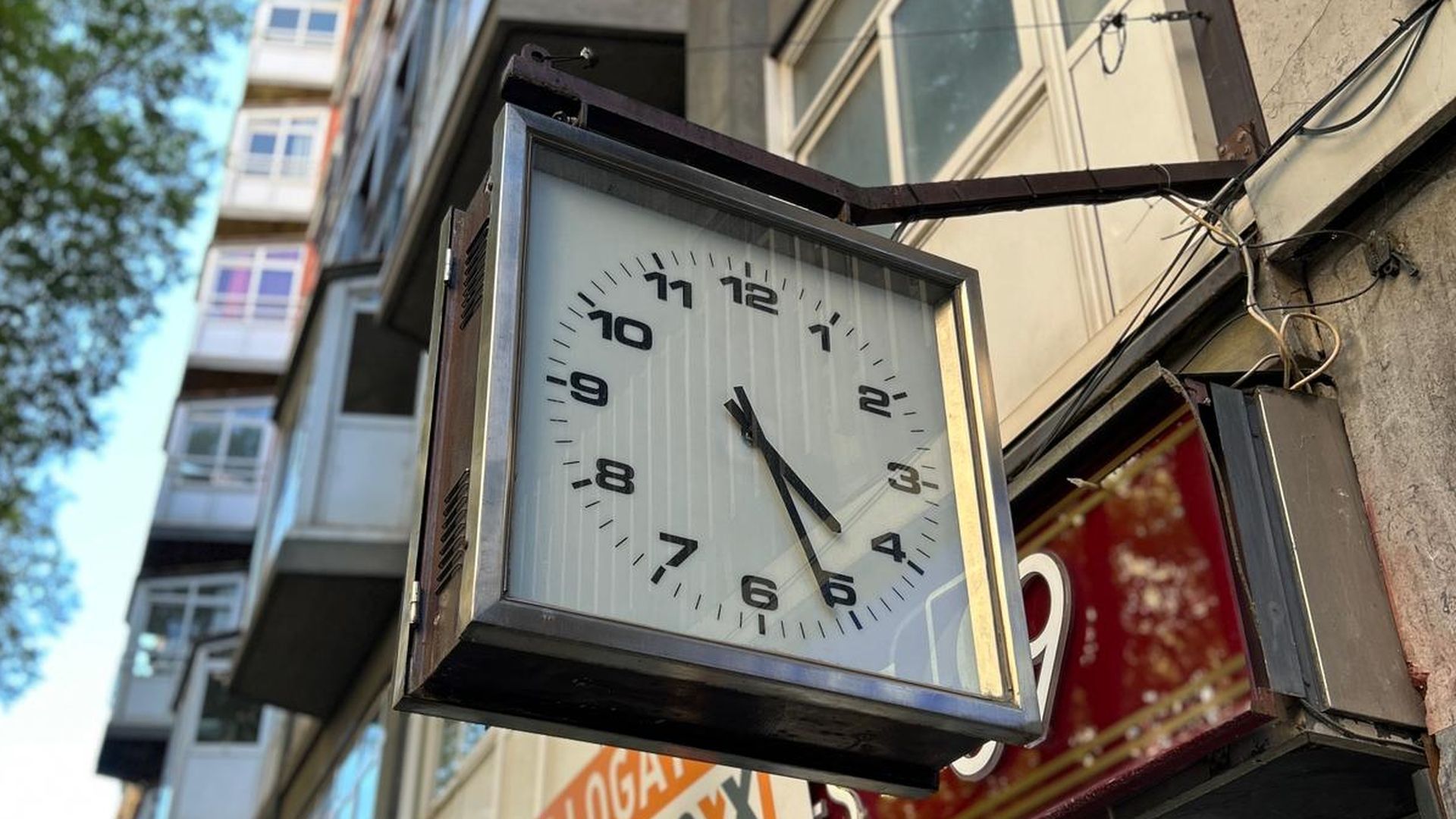 El reloj está en la calle Comte Borrell 89 de Barcelona El reloj está en la calle Comte Borrell 89 de Barcelona
