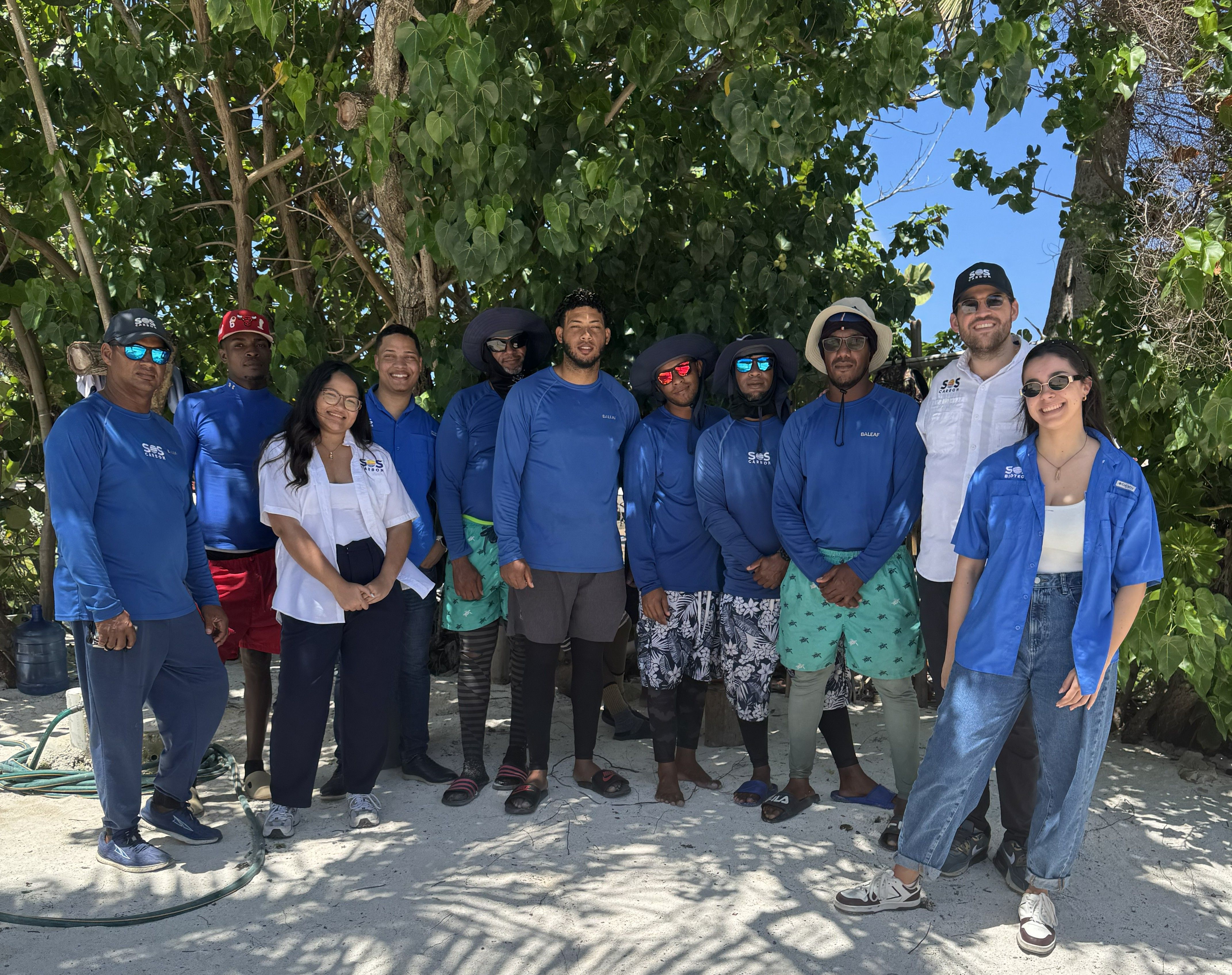 Elena, con un grupo de pescadores dominicanos que participan en el proyecto recolectando las algas