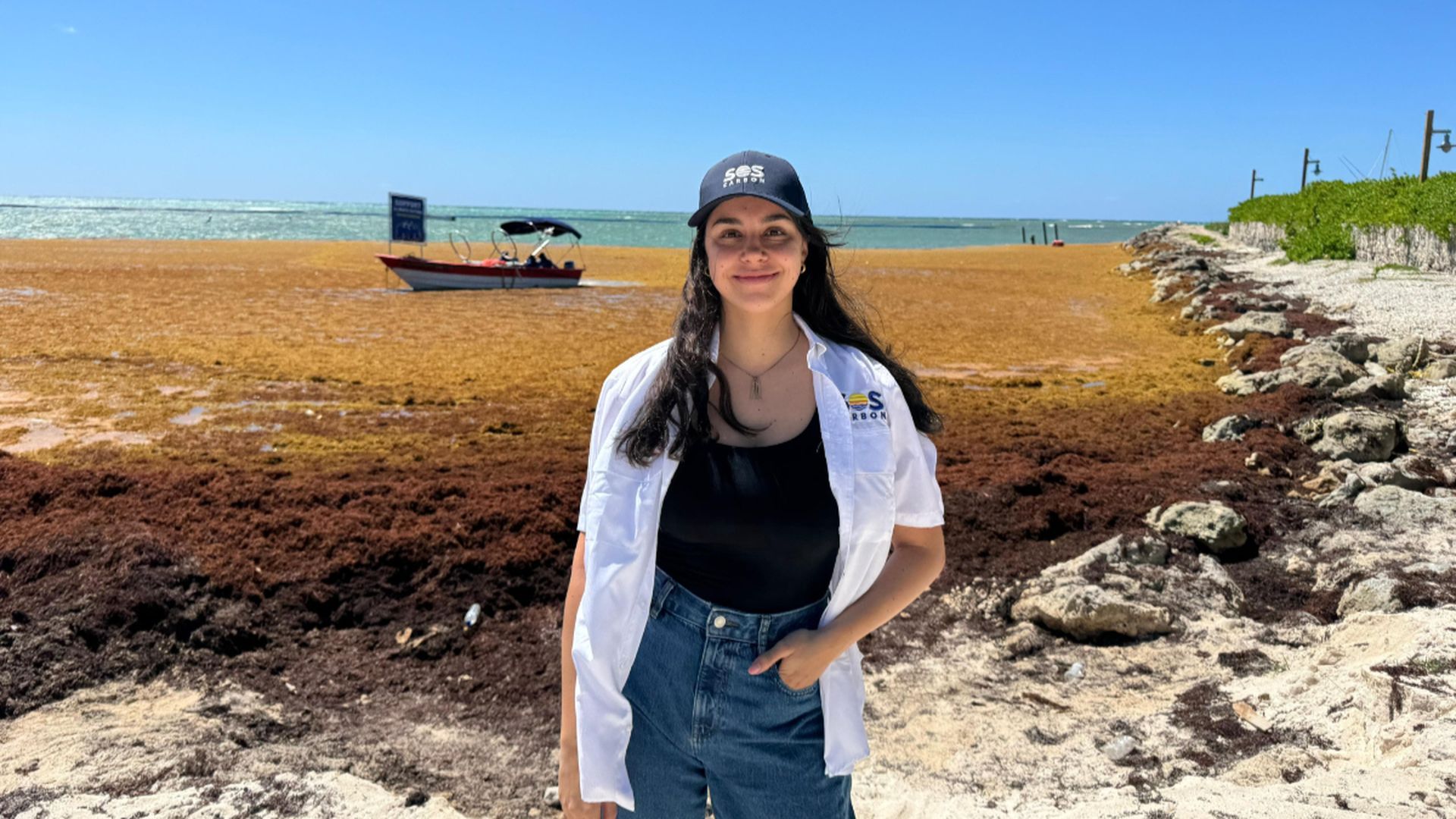 Elena Martínez, emprendedora gallega en una playa con sargazo en la República Dominicana