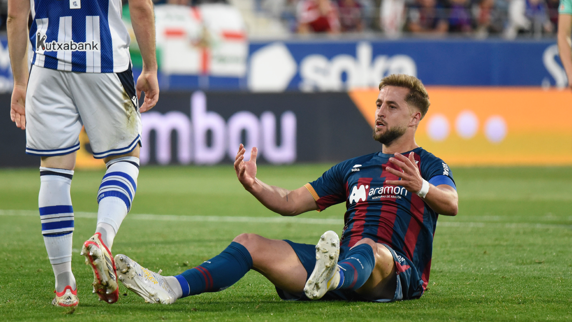 Jorge Pulido se lamenta durante el Huesca-Sanse