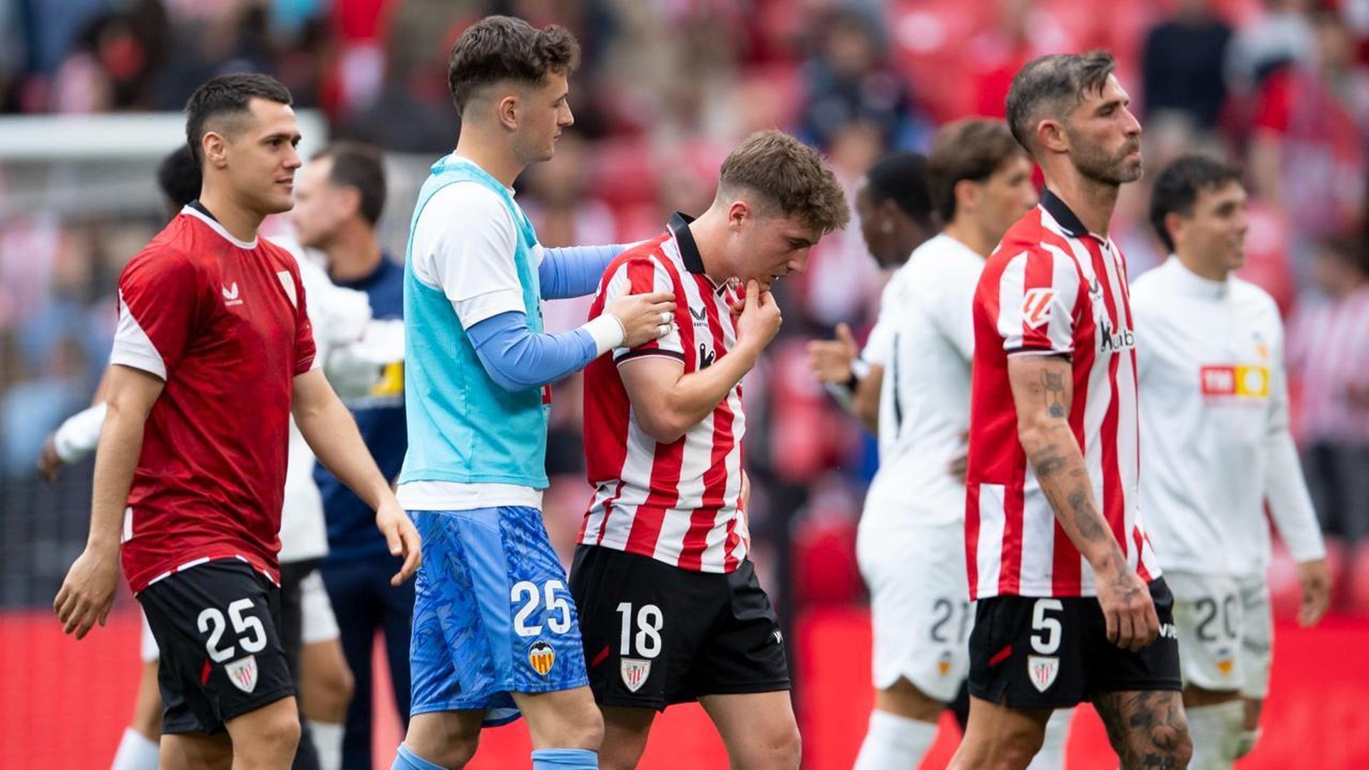 Julen Agirrezabala consuela a Mikel Jauregizar en San Mamés