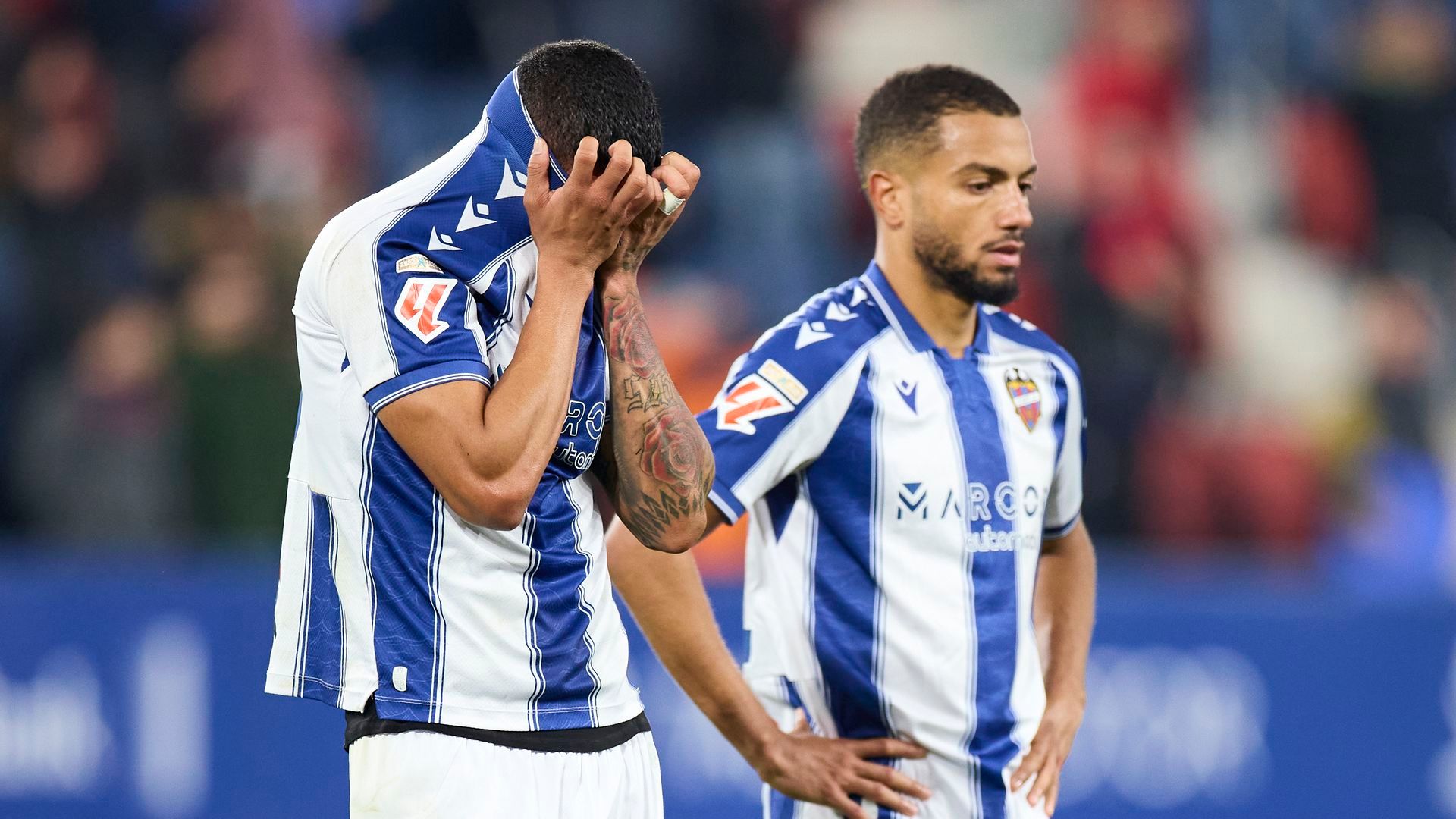Kervin Arriaga y Jeremy Toljan tras una derrota con el Levante en LALIGA EA Sports