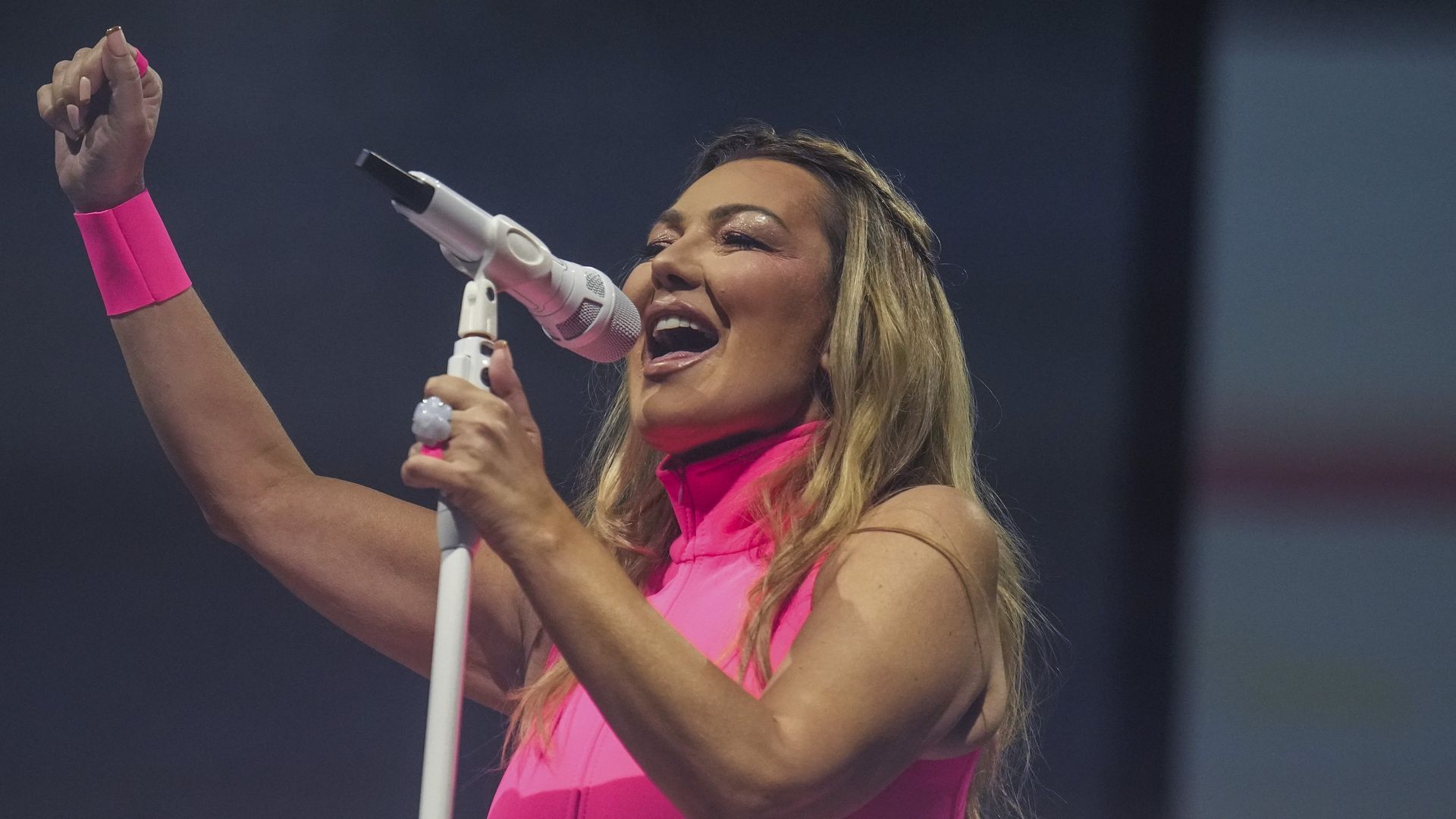 La cantante Amaia Montero durante el concierto que la banda La Oreja de Van Gogh ofrece este pasado sábado en Barakaldo