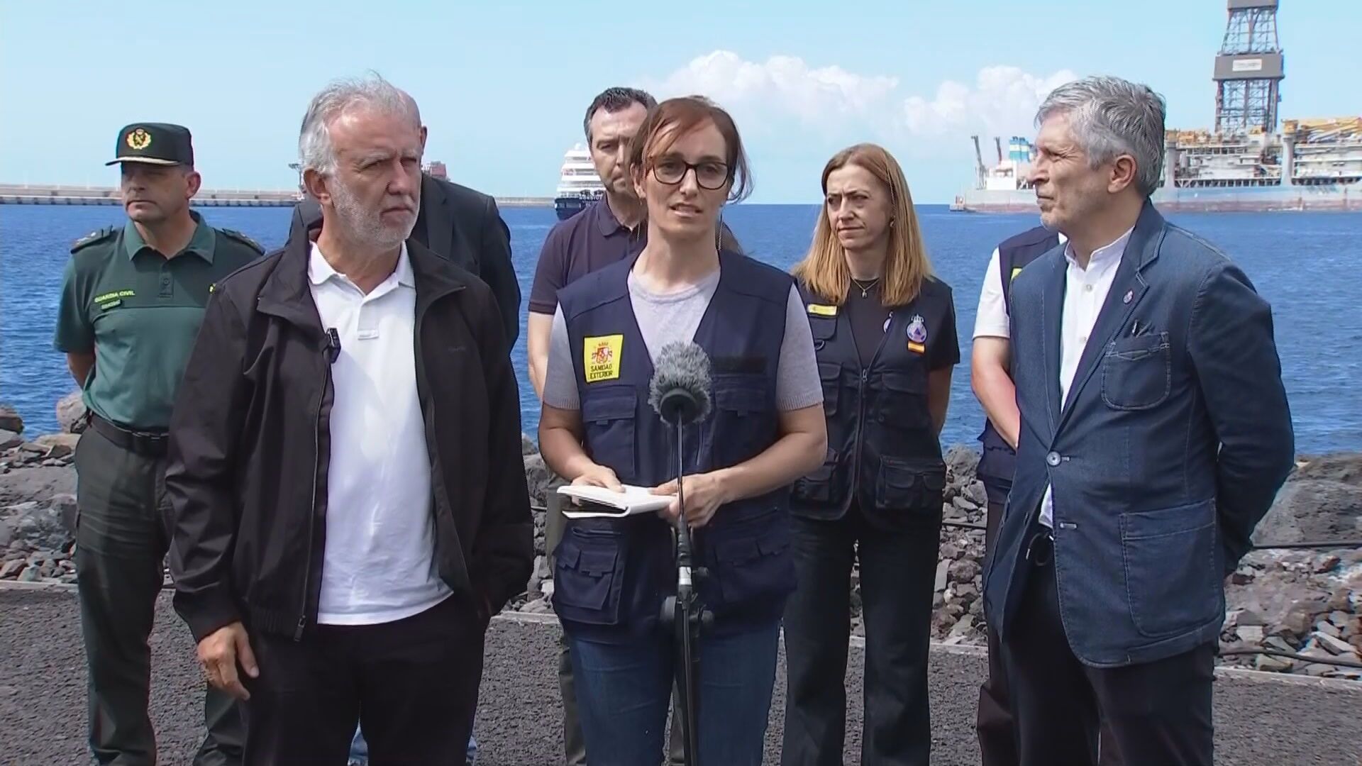 La ministra de Sanidad, Mónica García, junto a los ministros de Política Territorial, Ángel Víctor Torres, e Interior, Fernando Grande-Marlaska, desde el puerto de La Granadilla de Tenerife La ministra de Sanidad, Mónica García, junto a los ministros de Política Territorial, Ángel Víctor Torres, e Interior, Fernando Grande-Marlaska, desde el puerto de La Granadilla de Tenerife