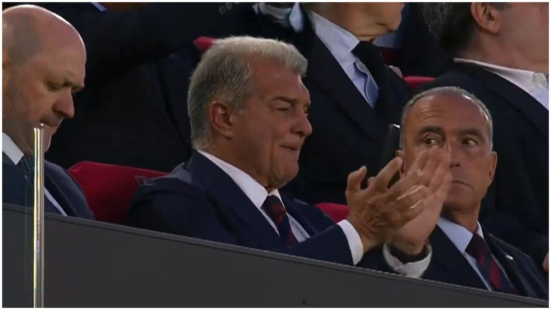 Laporta emocionado durante el minuto de silencio por el padre de Hansi Flick en el Camp Nou