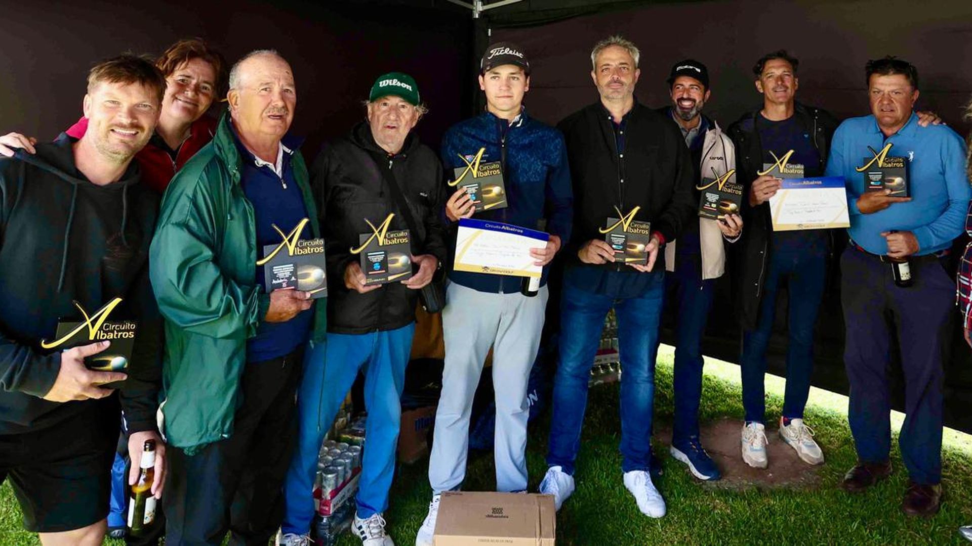 Los ganadores posan con su trofeo en el Zaudín
