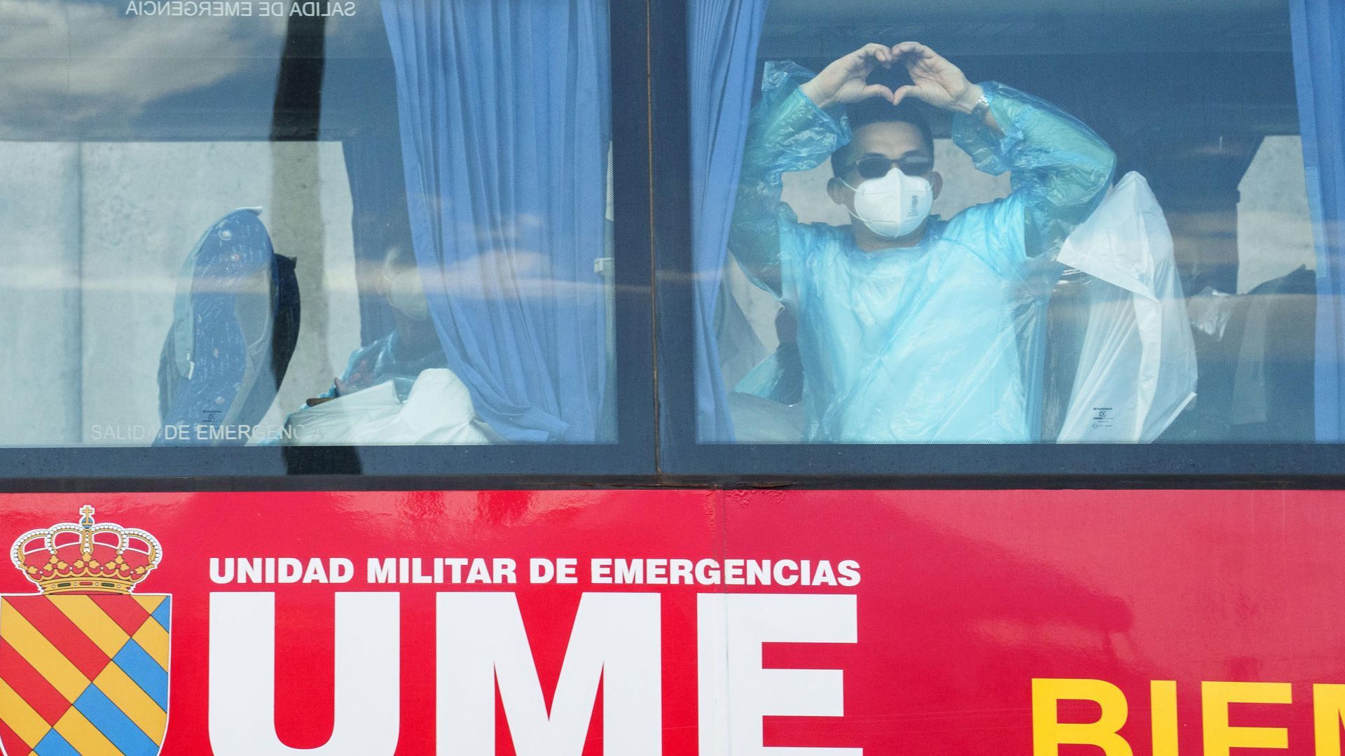 Los pasajeros se subieron a los autobuses de la UME en dirección al aeropuerto