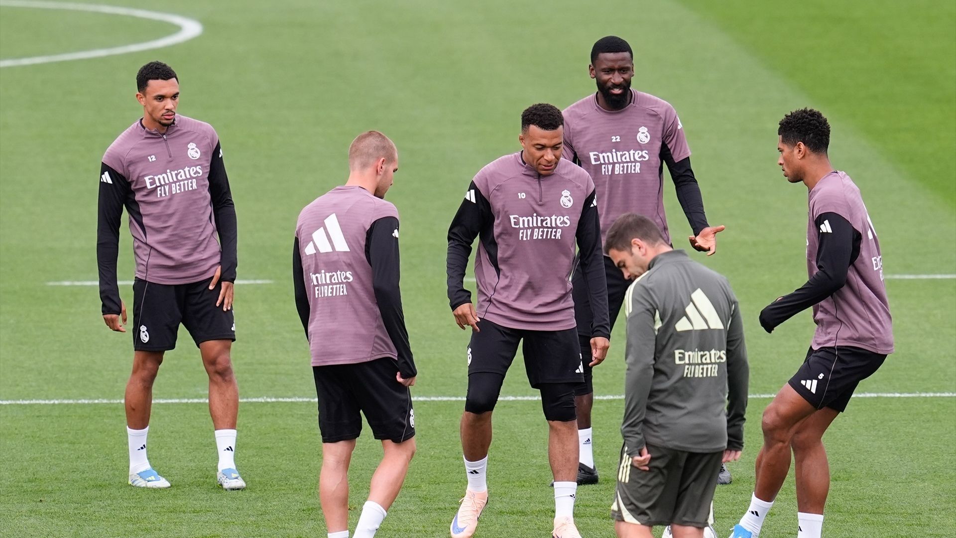 Mbappé, en un rondo con sus compañeros del Real Madrid