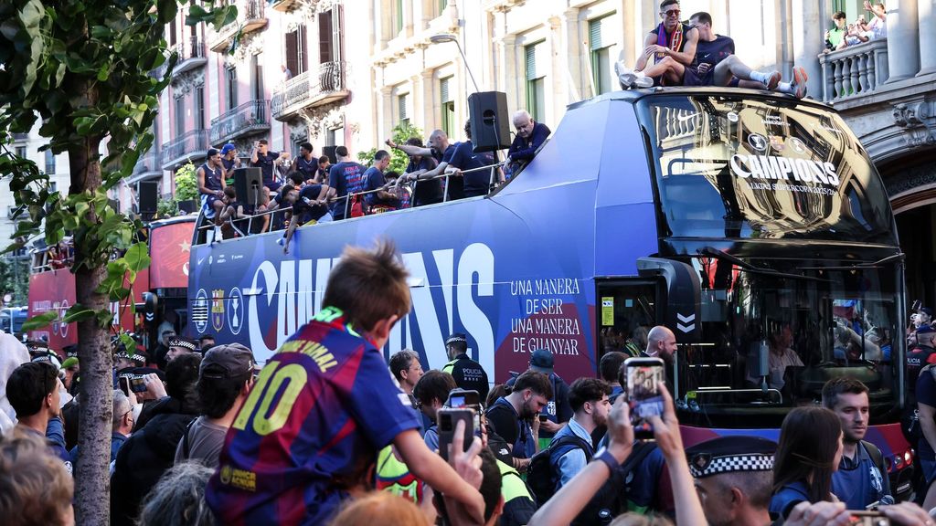 Miles de culés acompañan en la rúa a los jugadores del FC Barcelona tras proclamarse campeones de LaLiga y de la Supercopa