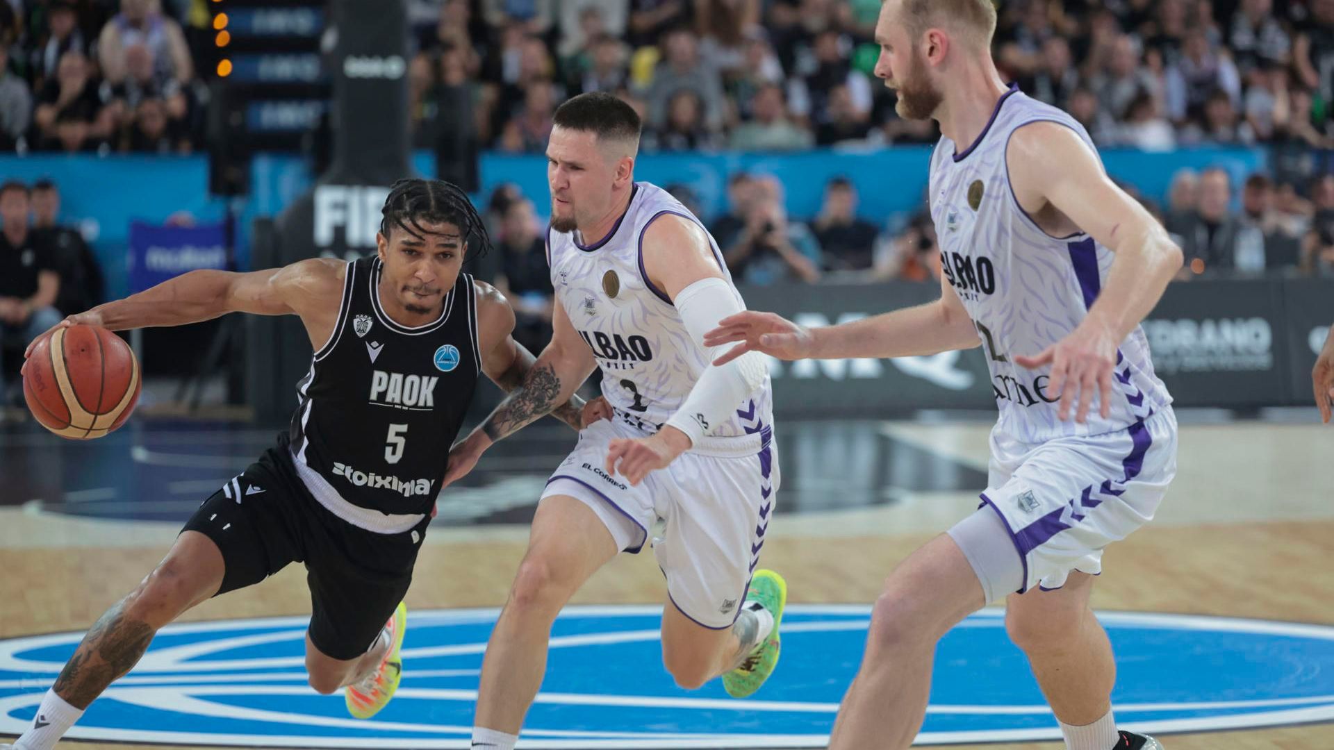 Normantas defiende a Tyree en la final del Bilbao Basket contra el Paok