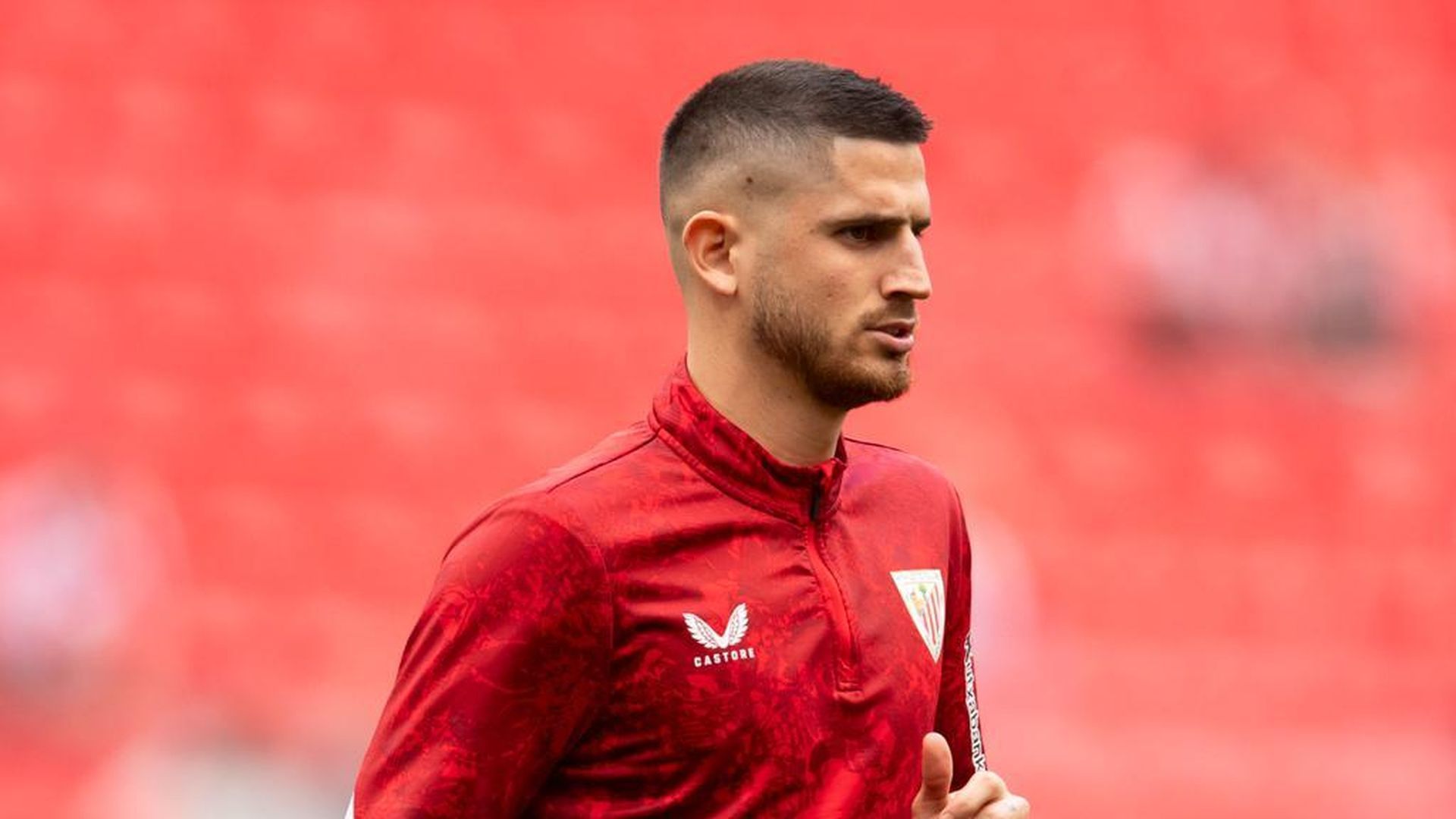 Oihan Sancet calienta para jugar un partido en San Mamés