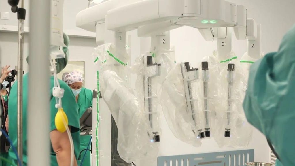 Operan con éxito a un bebé de tres meses con el robot Da Vinci en Madrid: "El riñón era del tamaño de una ciruela"