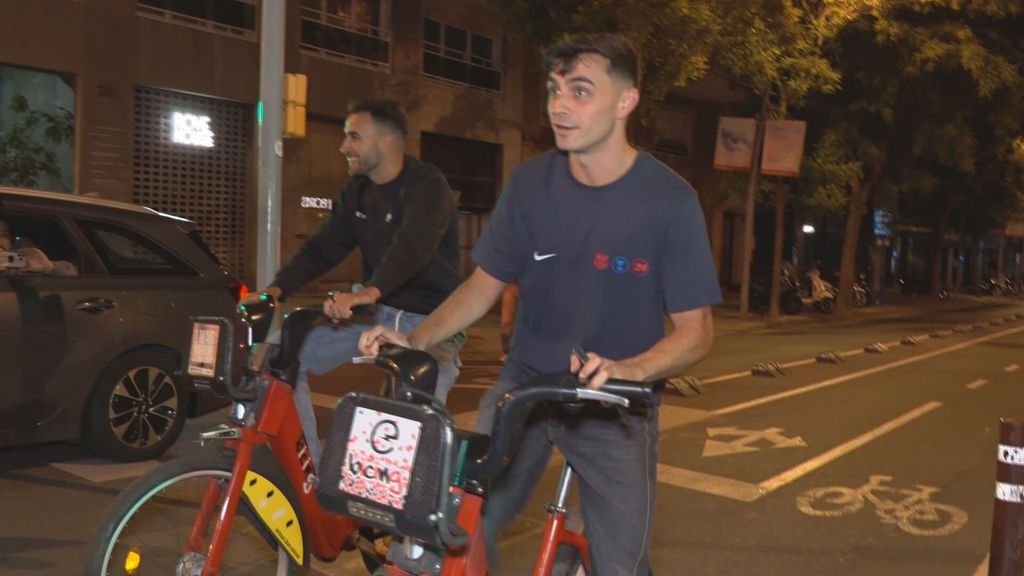 Pedri, Dani Olmo y Eric García cumplen con su tradicional paseo en bici