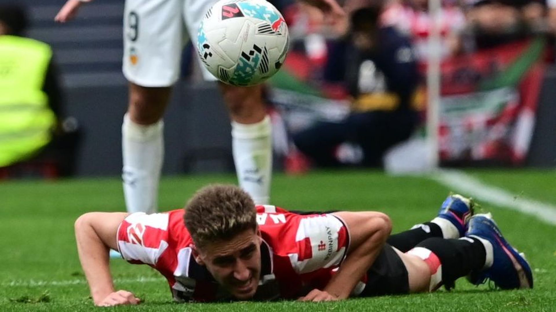 Robert Navarro, por los suelos ante el Valencia CF en San Mamés