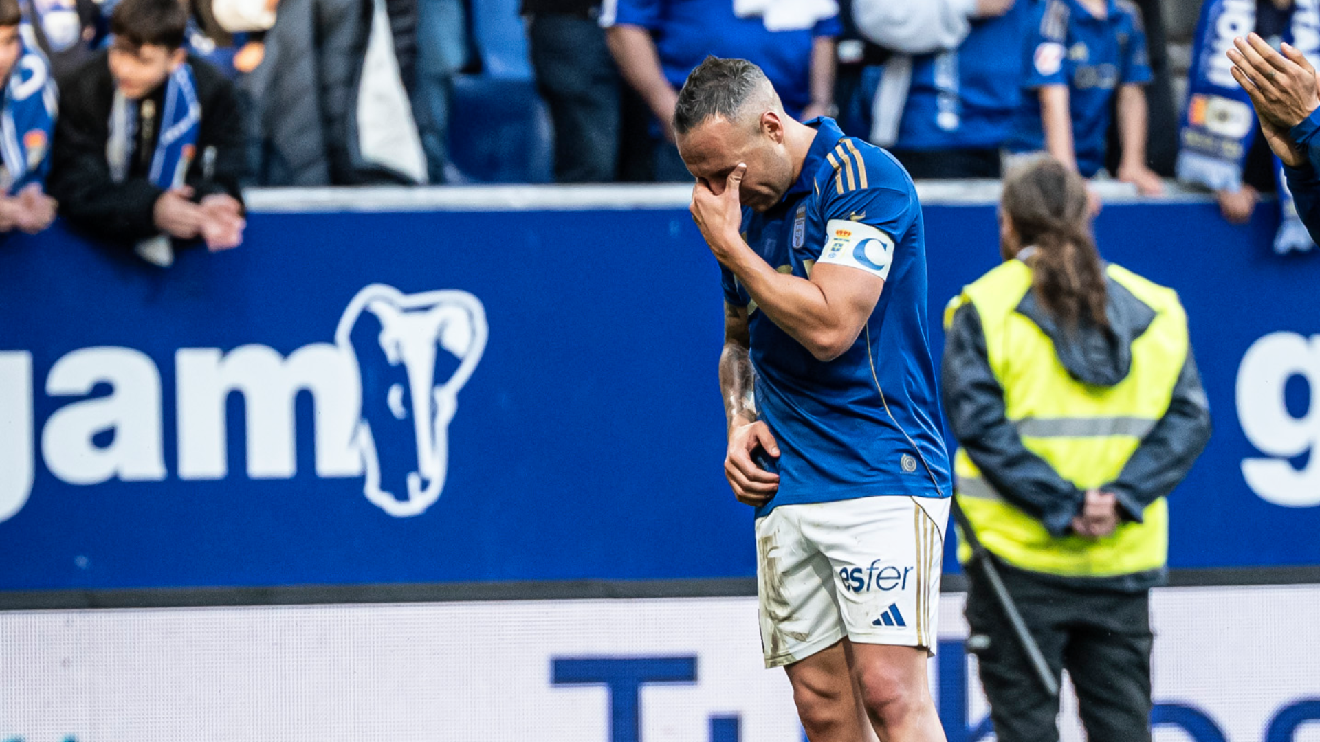 Santi Cazorla se lamenta tras el Oviedo-Getafe