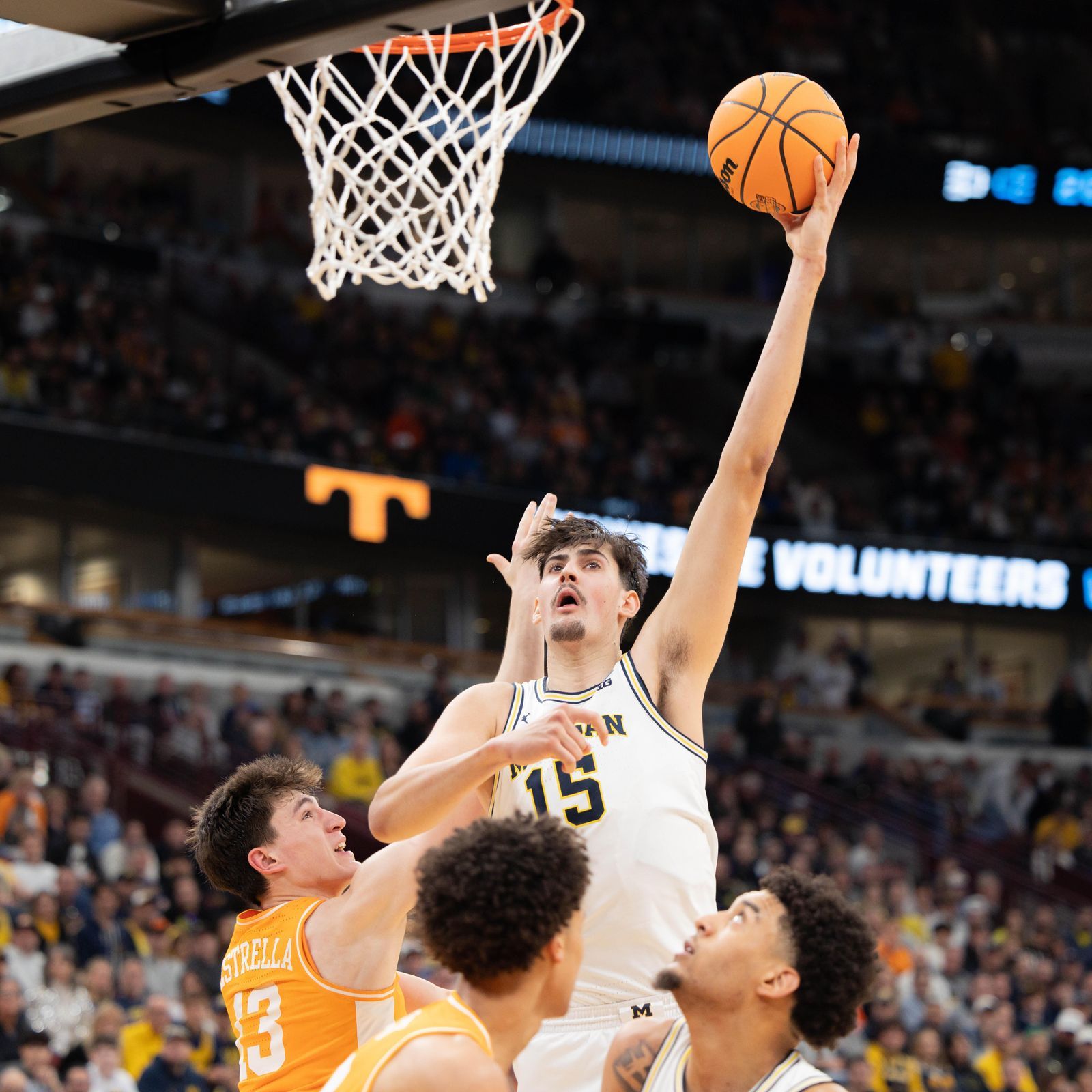 Aday Mara durante un partido de los Michigan Wolverines de la NCAA esta temporada