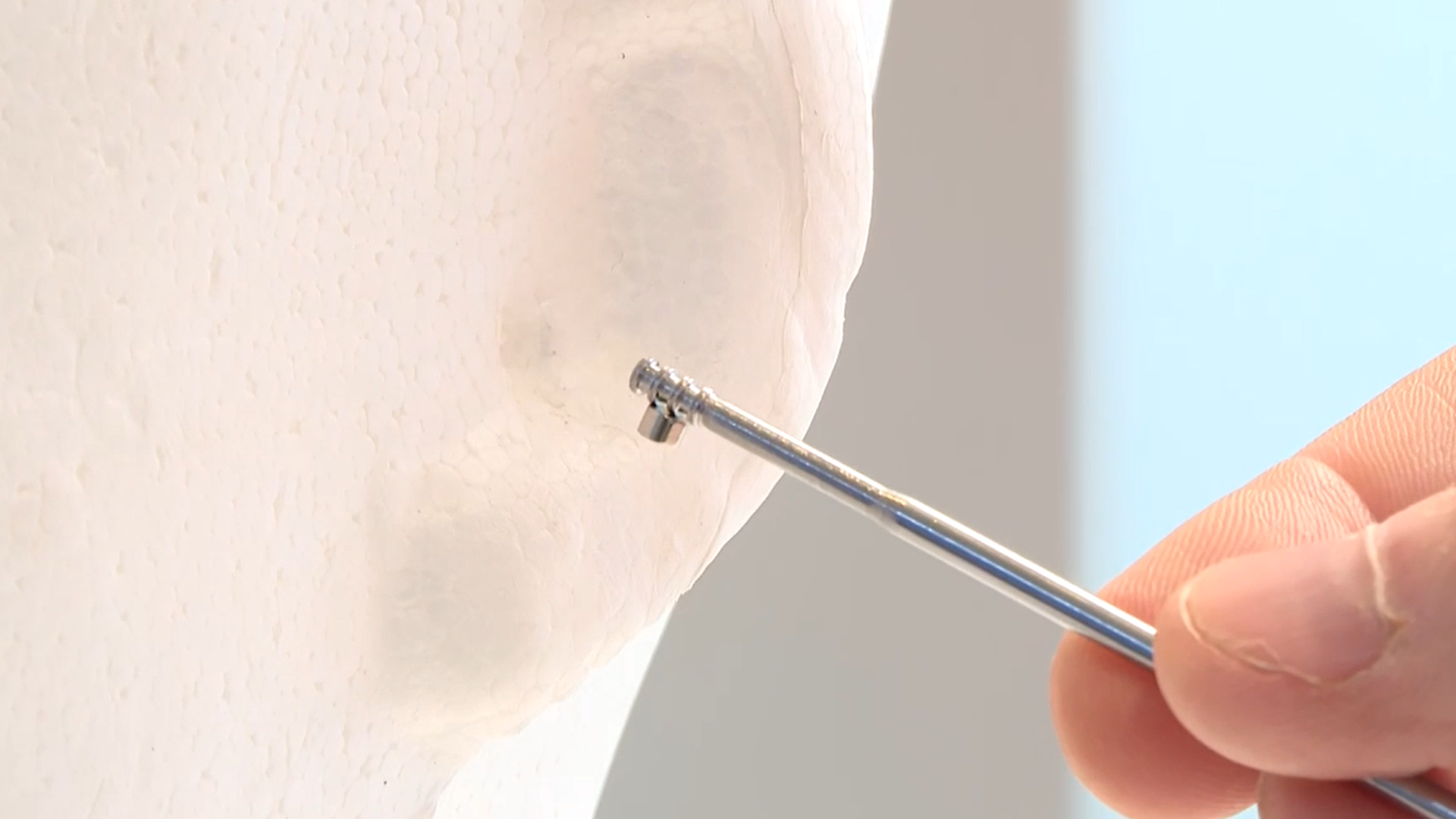 Así son los sofisticados 'nanopinganillos' que se usan para copiar en los exámenes: se adhieren al tímpano y son casi indetectables