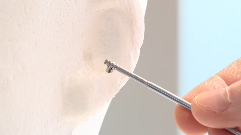 Así son los sofisticados 'nanopinganillos' que se usan para copiar en los exámenes: se adhieren al tímpano y son casi indetectables