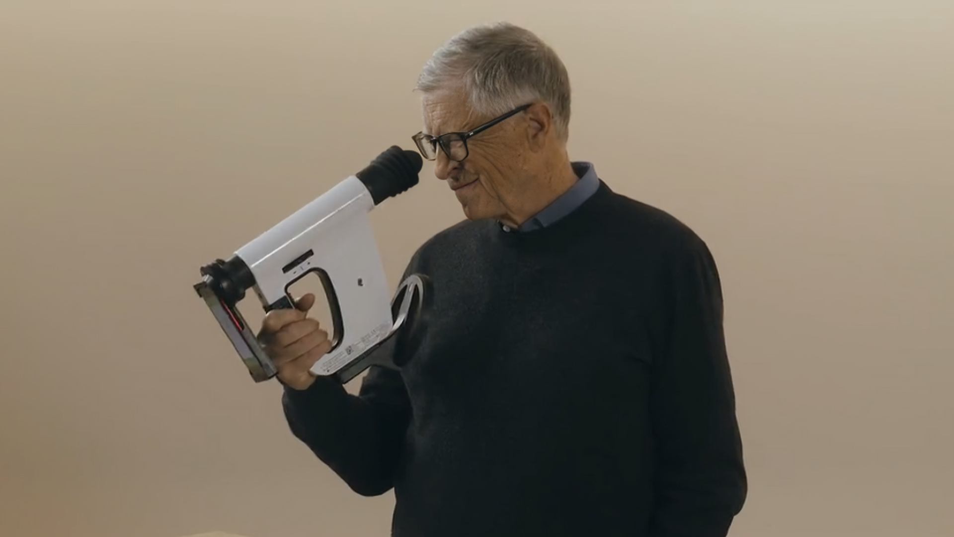 Bill Gates usando el dispositivo Remidio