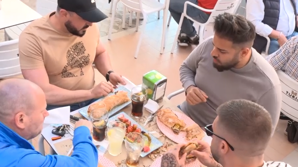 Los españoles cambian la copa nocturna por el desayuno y el tardeo: bares llenos desde primera hora y más comidas fuera de casa