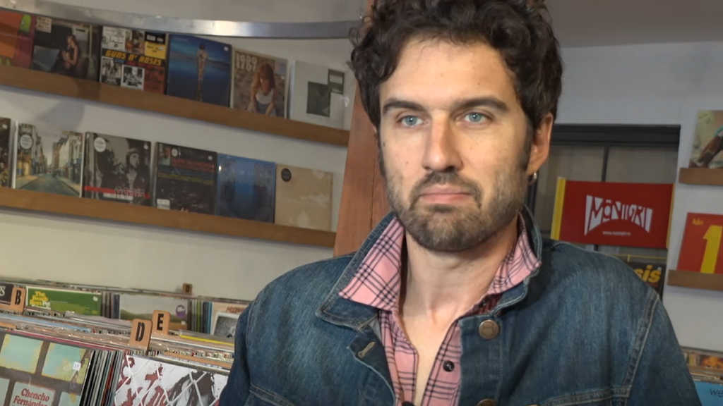 Guille Galván emprende el vuelo en solitario: la voz detrás de muchas letras de Vetusta Morla