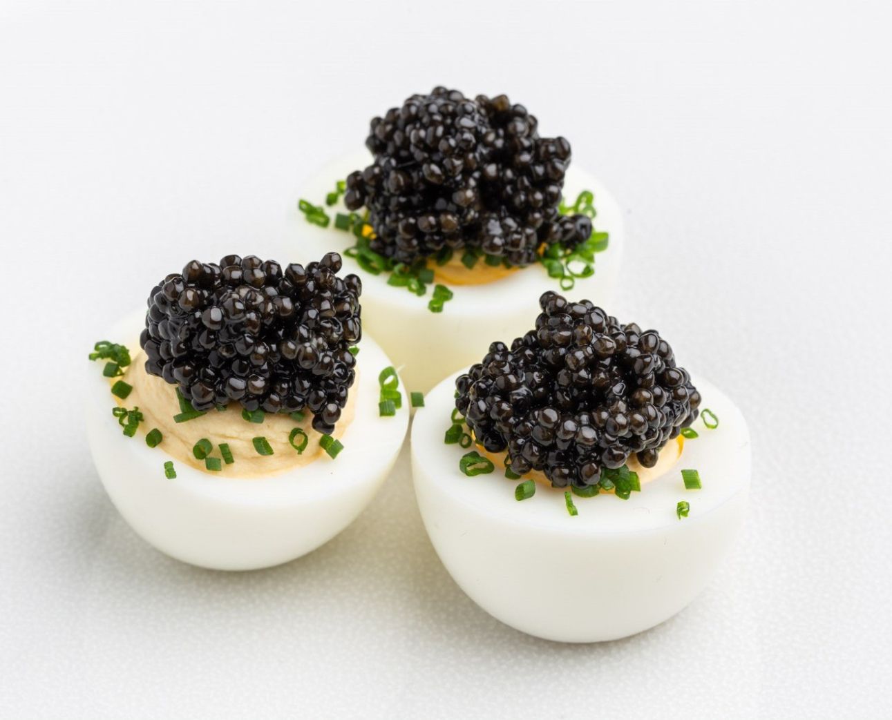 Caviar con huevos duros