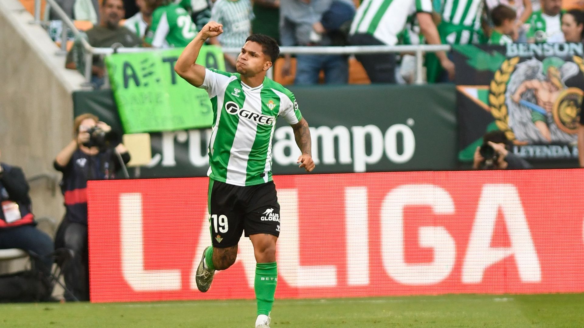 Cucho Hernández celebra su gol en el Betis-Elche