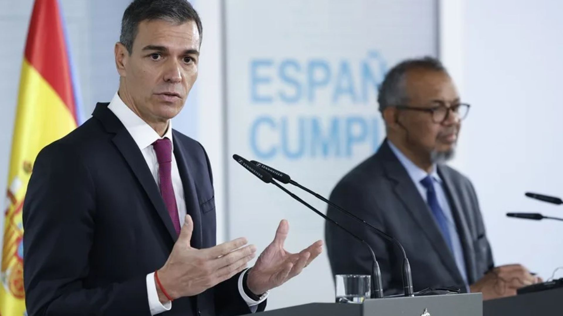 El presidente del Gobierno, Pedro Sánchez, y el director general de la Organización Mundial de la Salud, Tedros Adhanom.