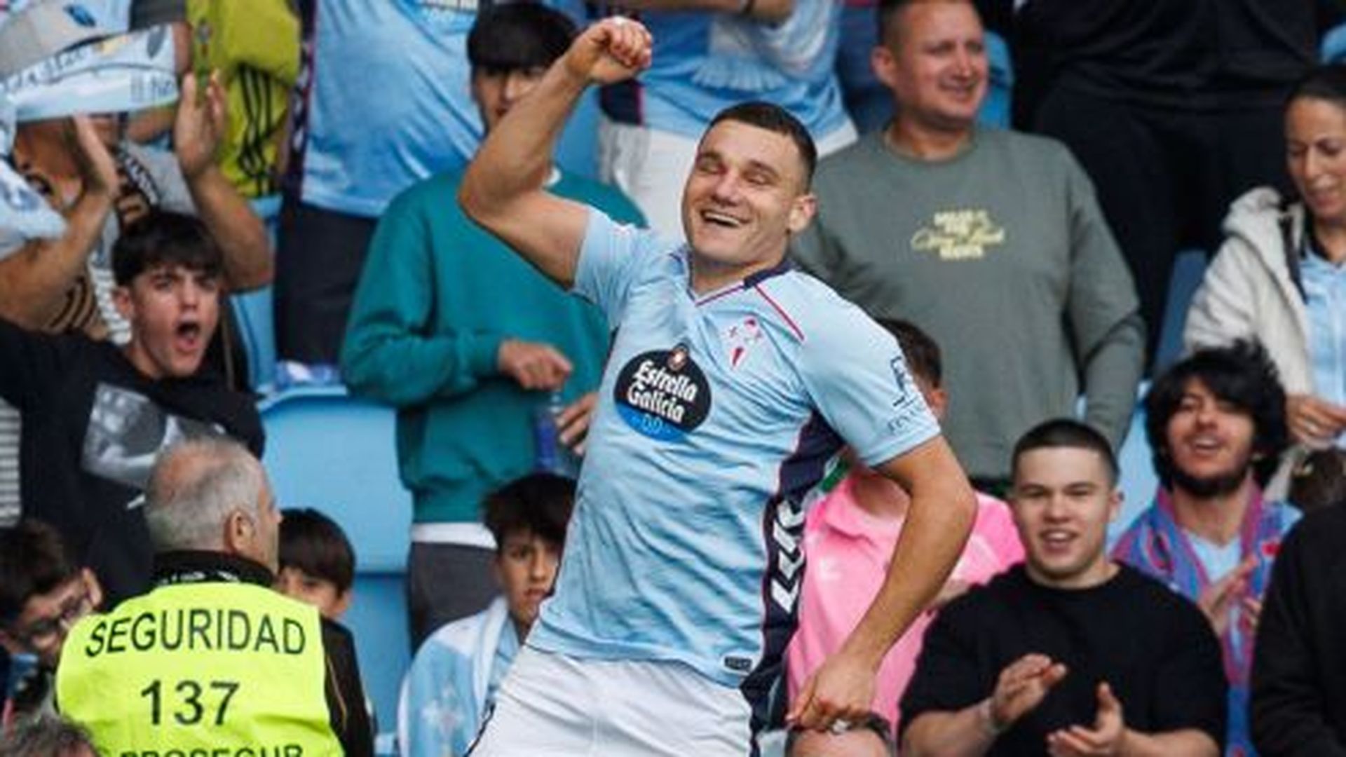 Ferran Jutglà celebra uno de sus goles ante el Levante Ferran Jutglà celebra uno de sus goles ante el Levante