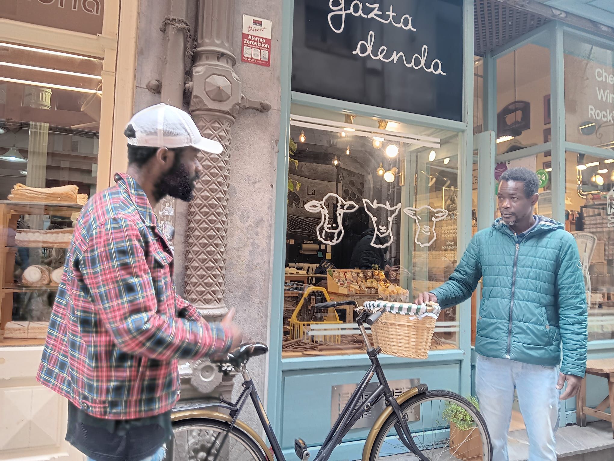 Hace dos semanas les donaron "la bicicleta ideal" para Judith, una bici holandesa negra de los años 70