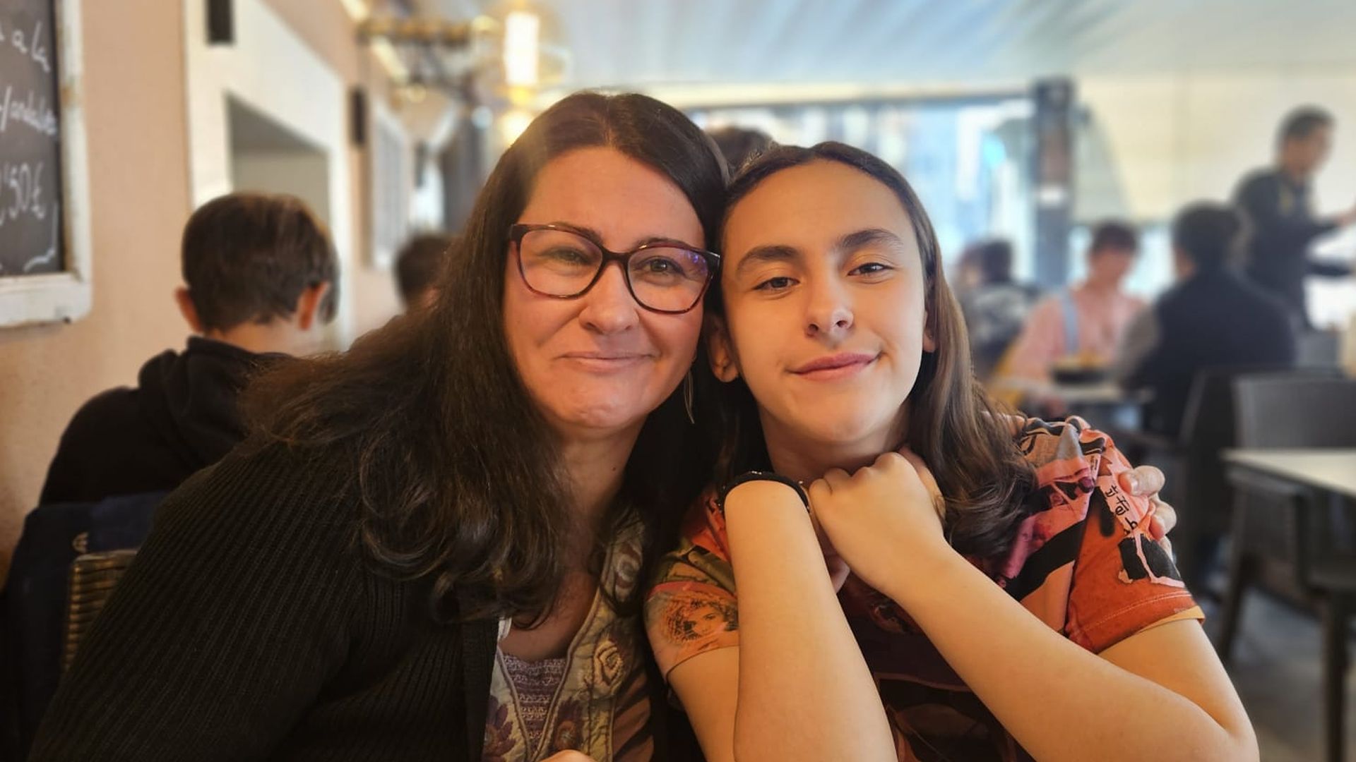Helena Carpio junto a su hija Cristina en un restaurante