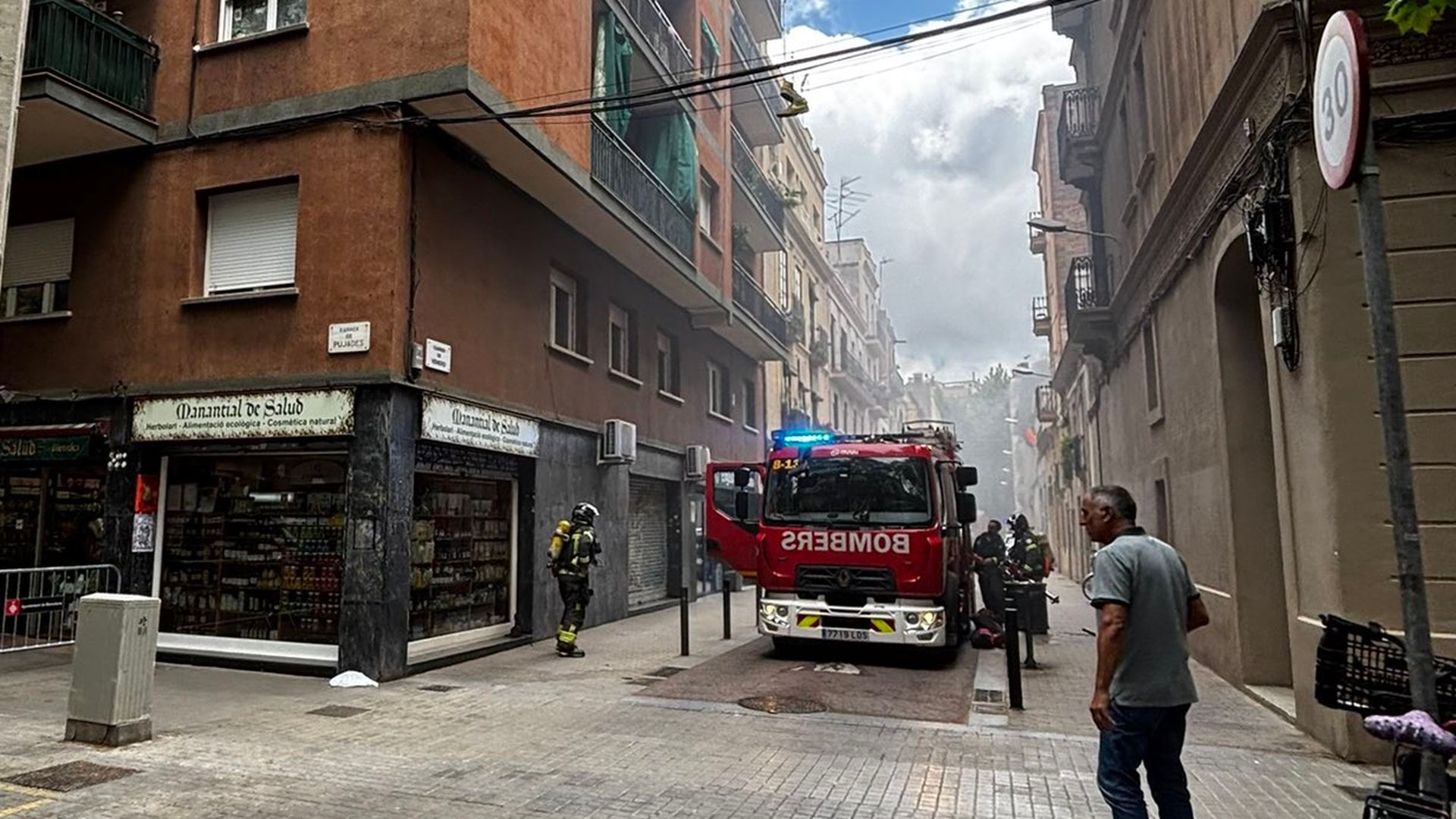 Imagen de la actuación de los bomberos tras la explosión de butano en Barcelona este martes