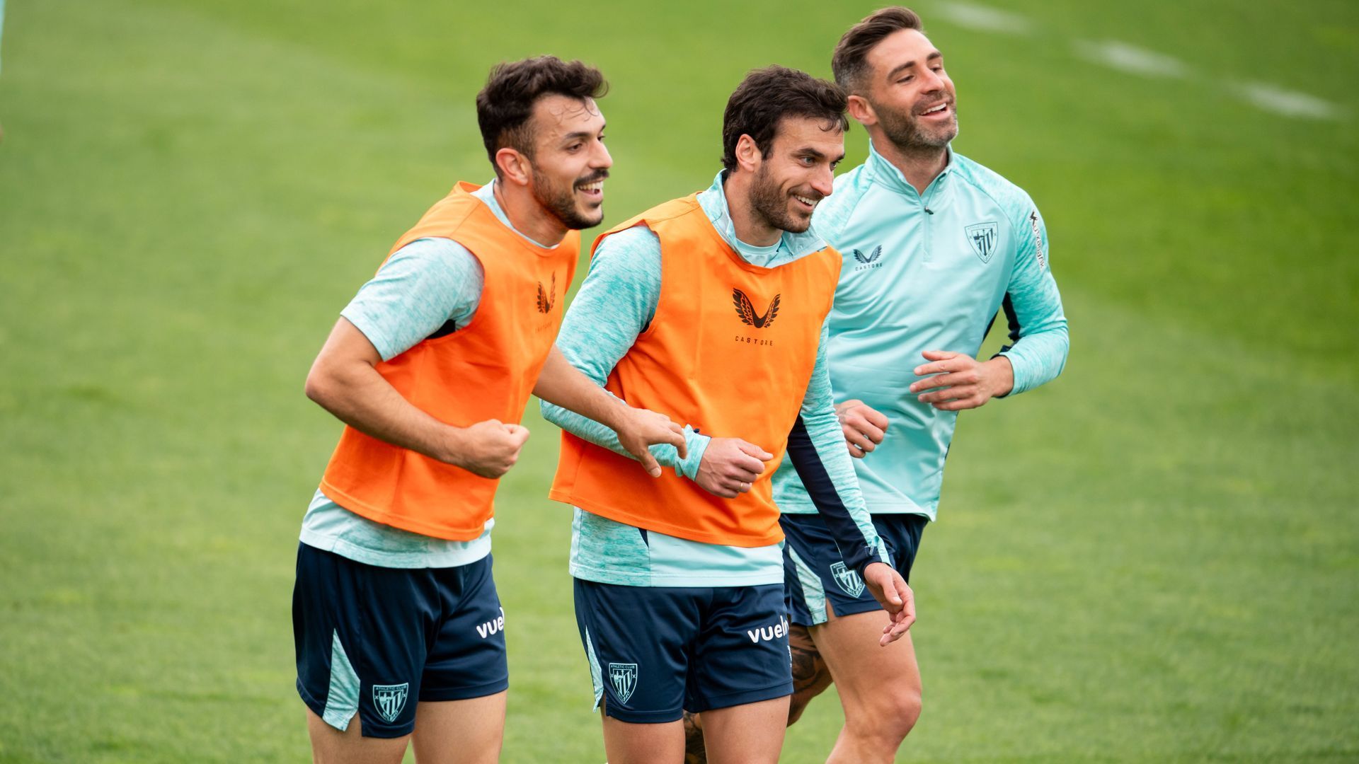 Iñigo Lekue escoltado por Aitor Paredes y Yeray en un entrenamiento en Lezama