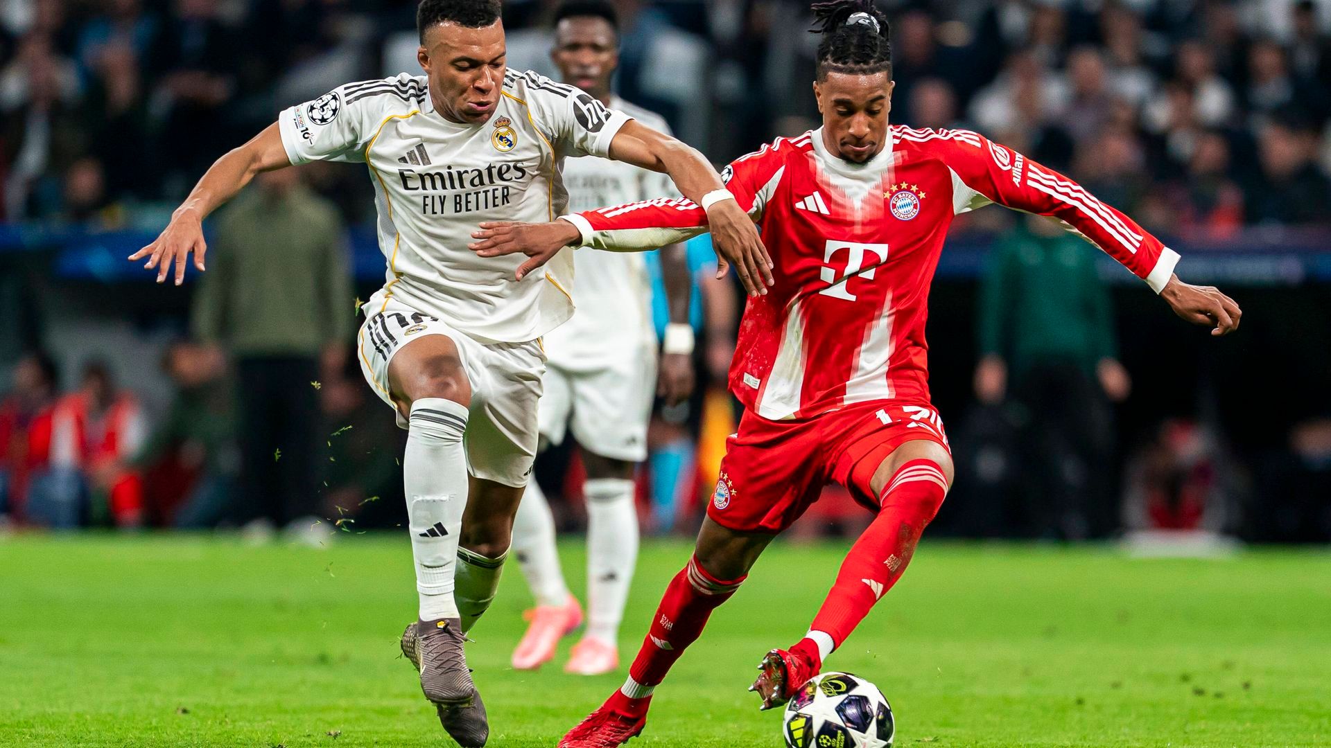 Kylian Mbappé persigue a Michael Olise