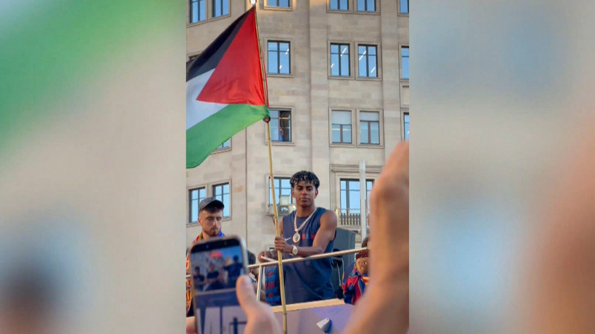 Lamine Yamal, protagonista en 'la rúa de los campeones' del Barça ondeando la bandera de Palestina ante más de medio millón de aficionados