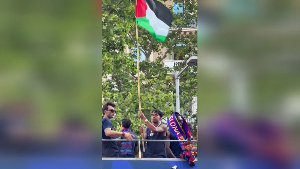 Lamine Yamal, protagonista en 'la rúa de los campeones' del Barçá ondeando la bandera de Palestina ante más de medio millón de aficionados