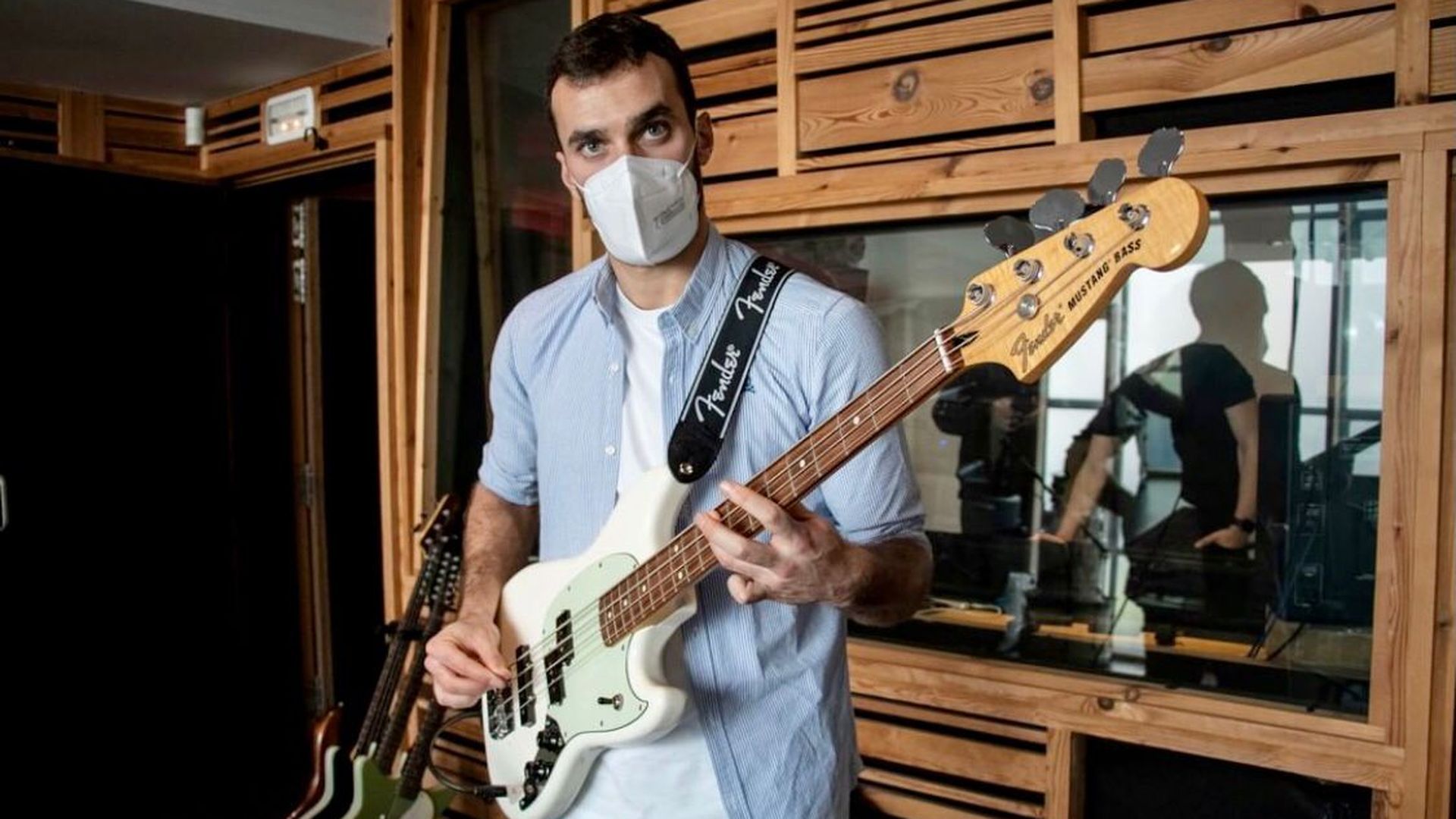 Iñigo Lekue tocando el bajo con Orsai