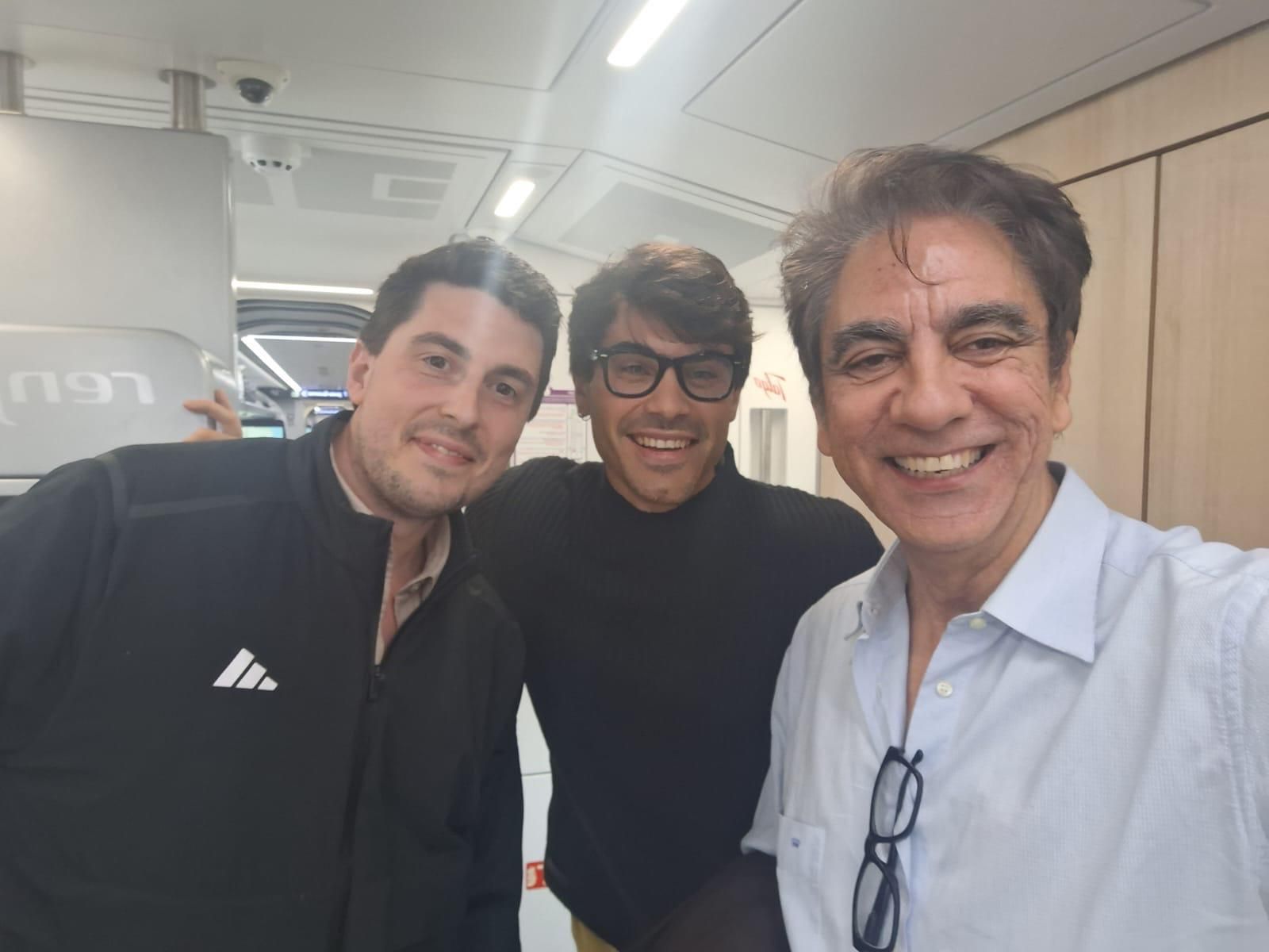 Los tres oftalmólogos se hicieron una foto como recuerdo de lo que pasaron juntos en el tren