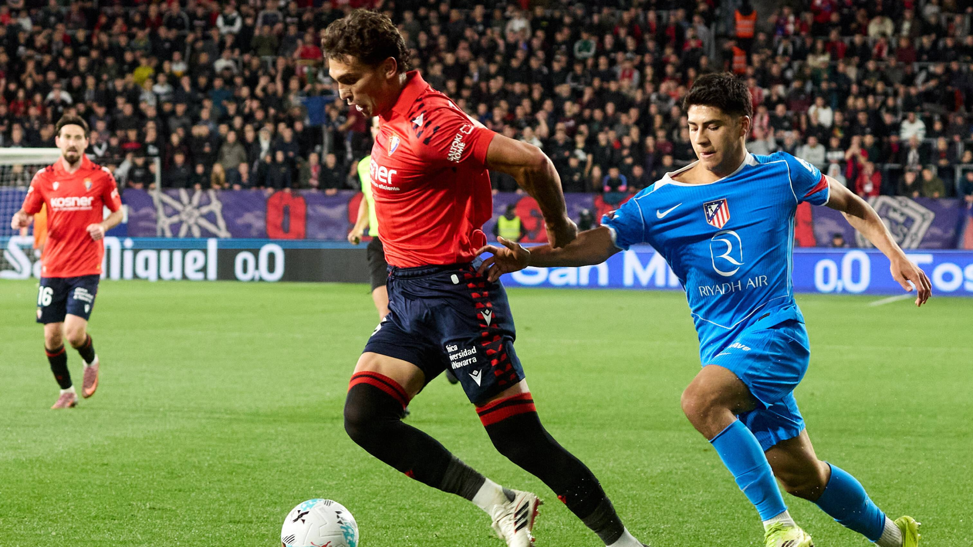 Lucas Torró, ante Obed Vargas en el Osasuna-Atlético