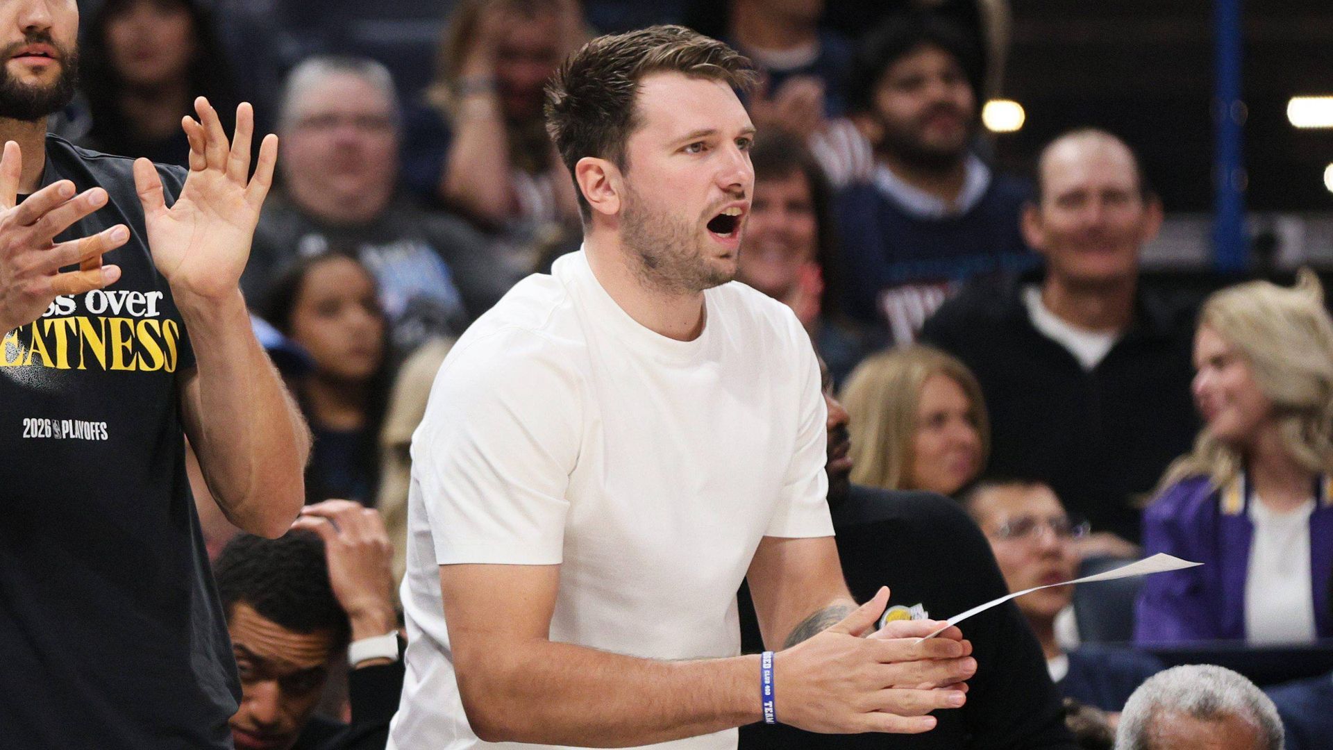 Luka Doncic animando desde el banquillo en un partido de Los Ángeles Lakers esta temporada
