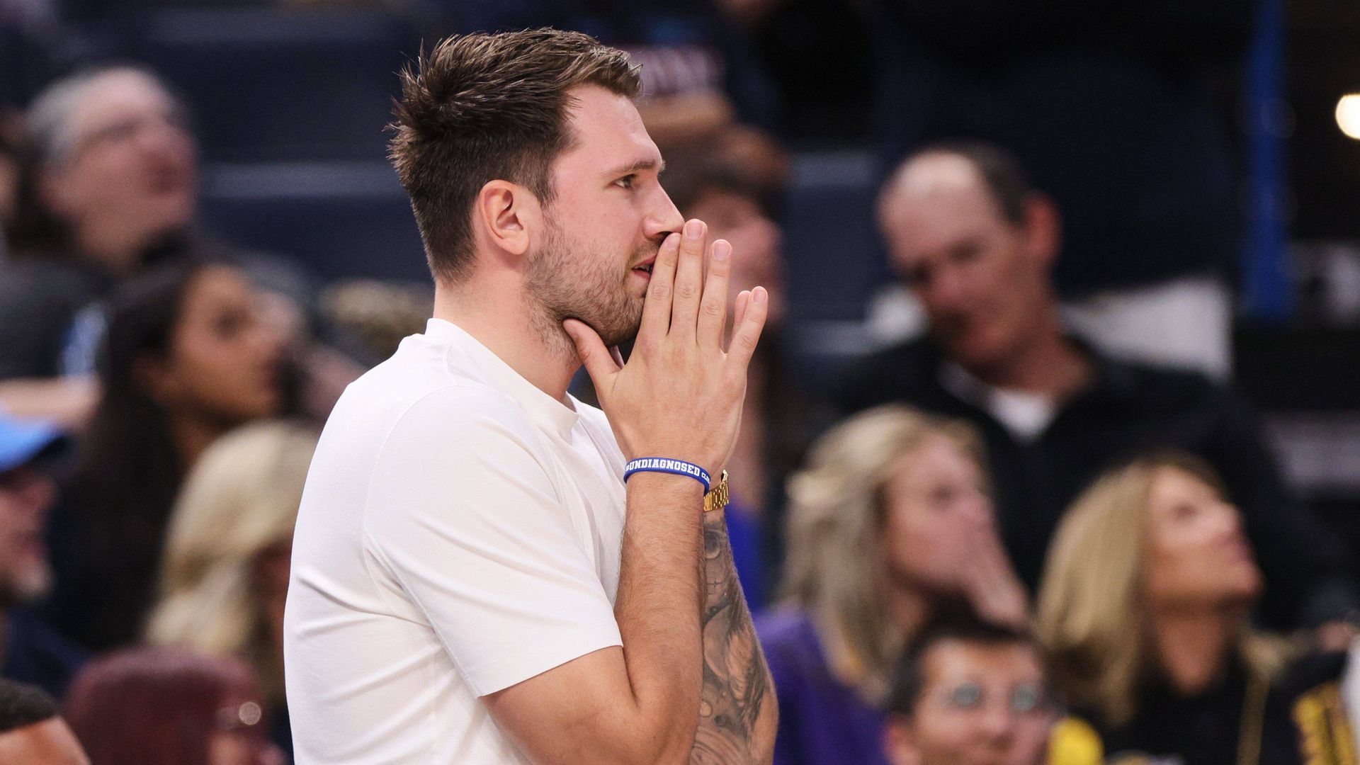 Luka Doncic en el banquillo de Los Ángeles Lakers esta temporada