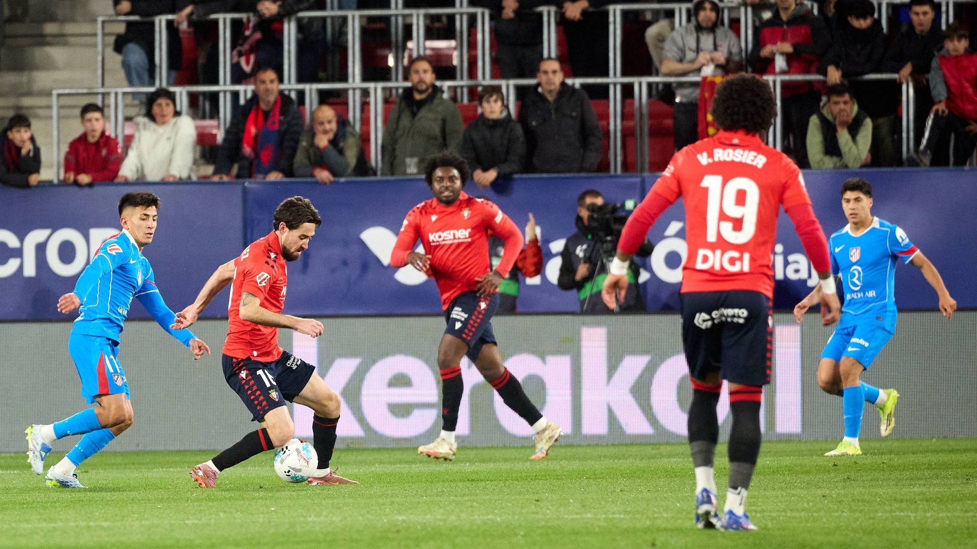 Moi Gómez conduce un balón en el Osasuna-Atlético.